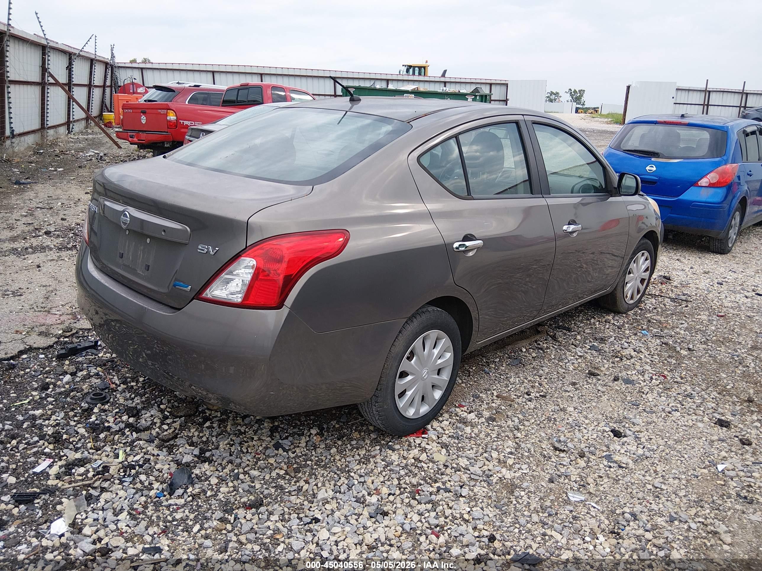NISSAN VERSA image 4