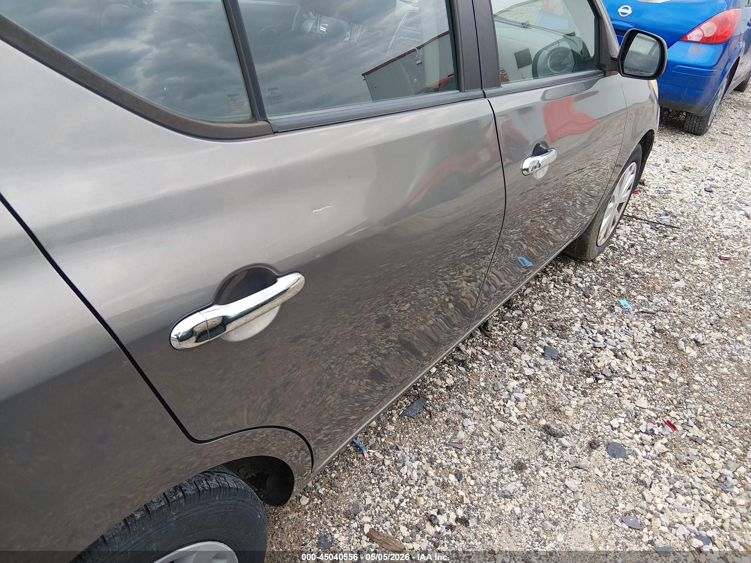 NISSAN VERSA image 6