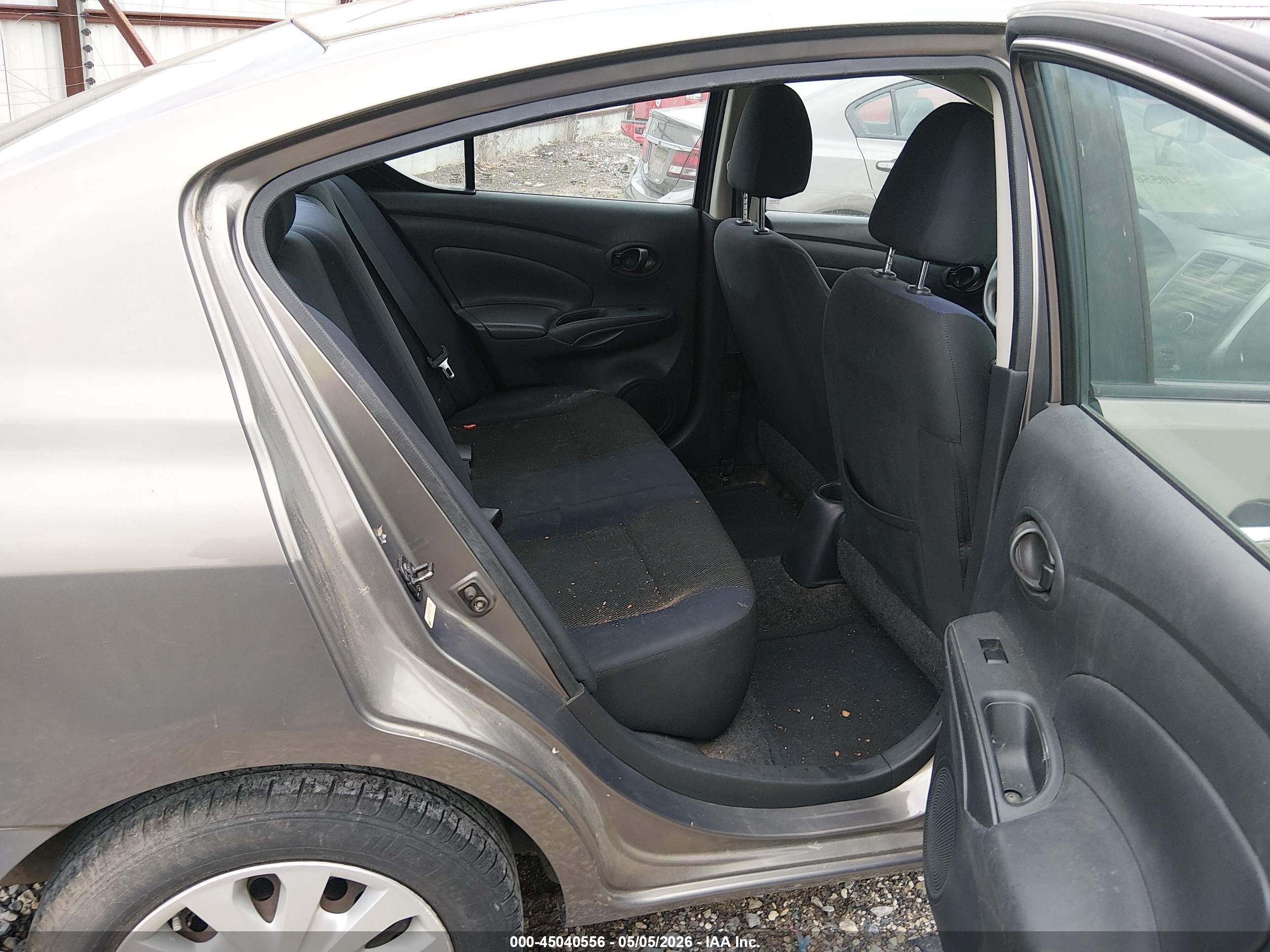 NISSAN VERSA image 8