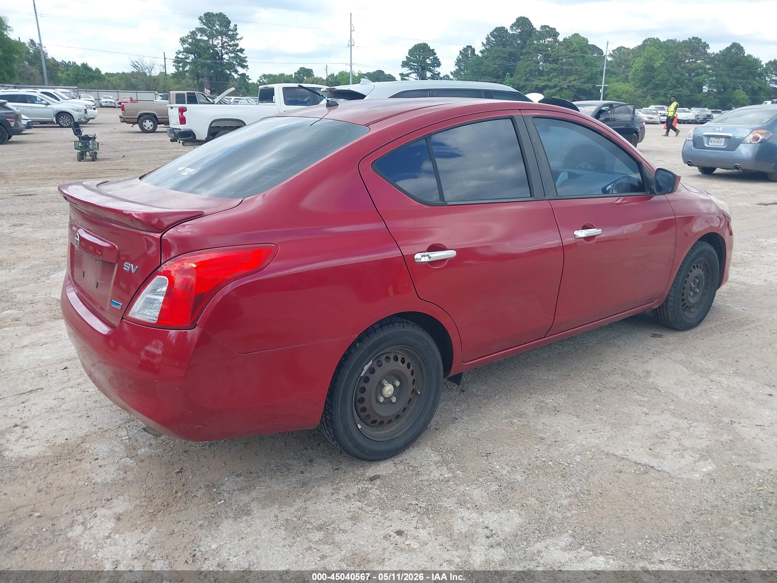 NISSAN VERSA image 4