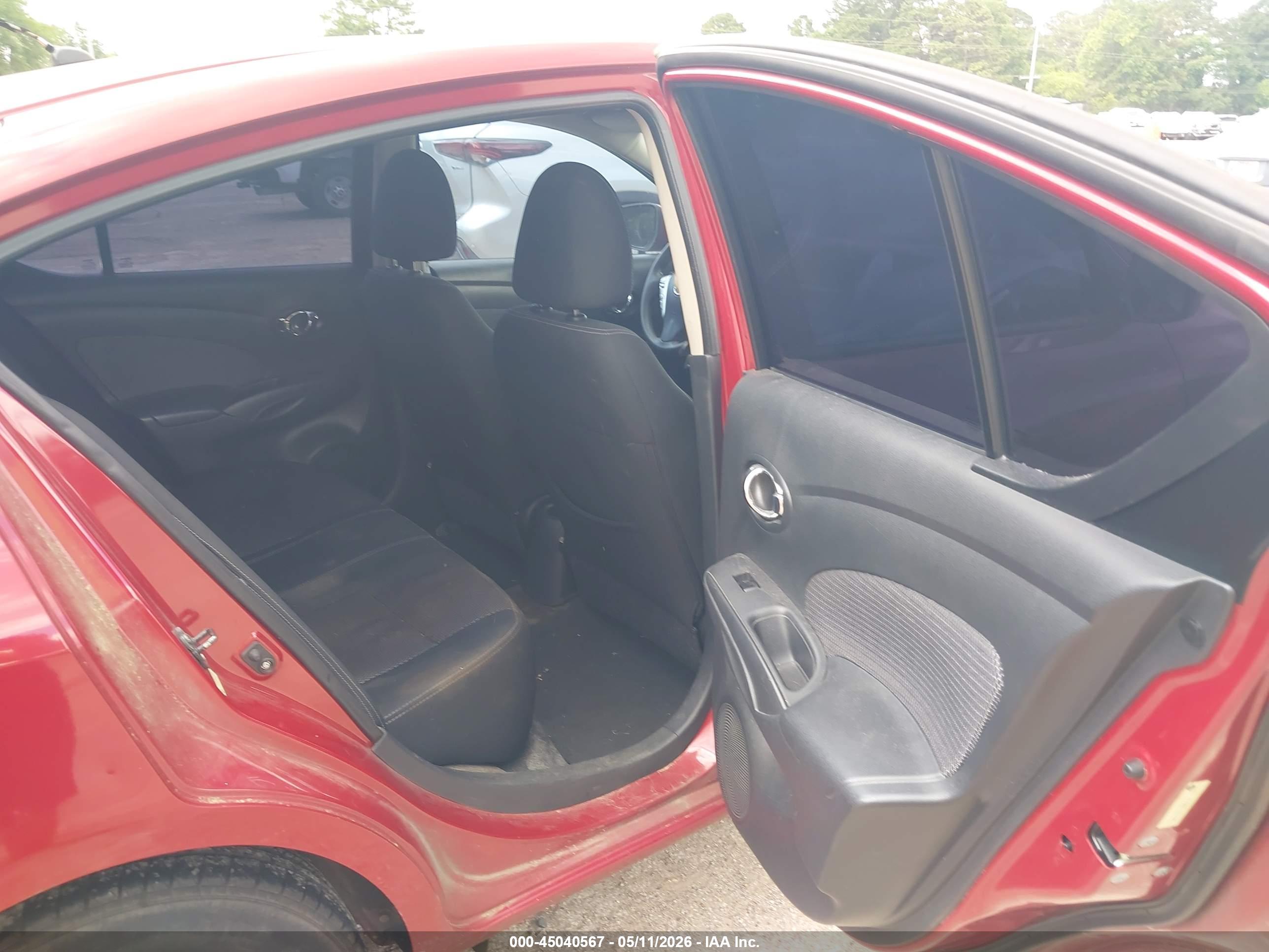 NISSAN VERSA image 8