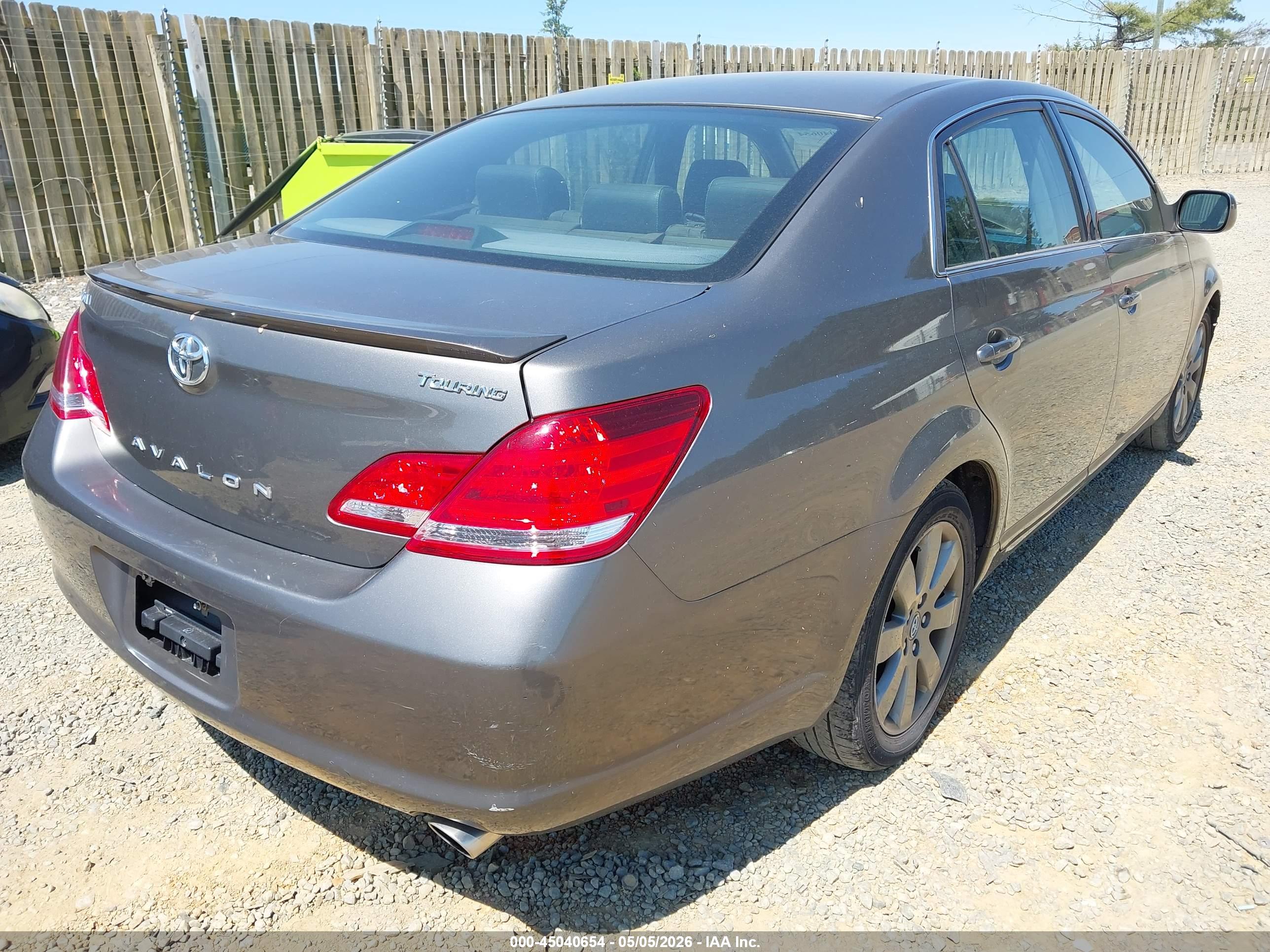 TOYOTA AVALON image 4