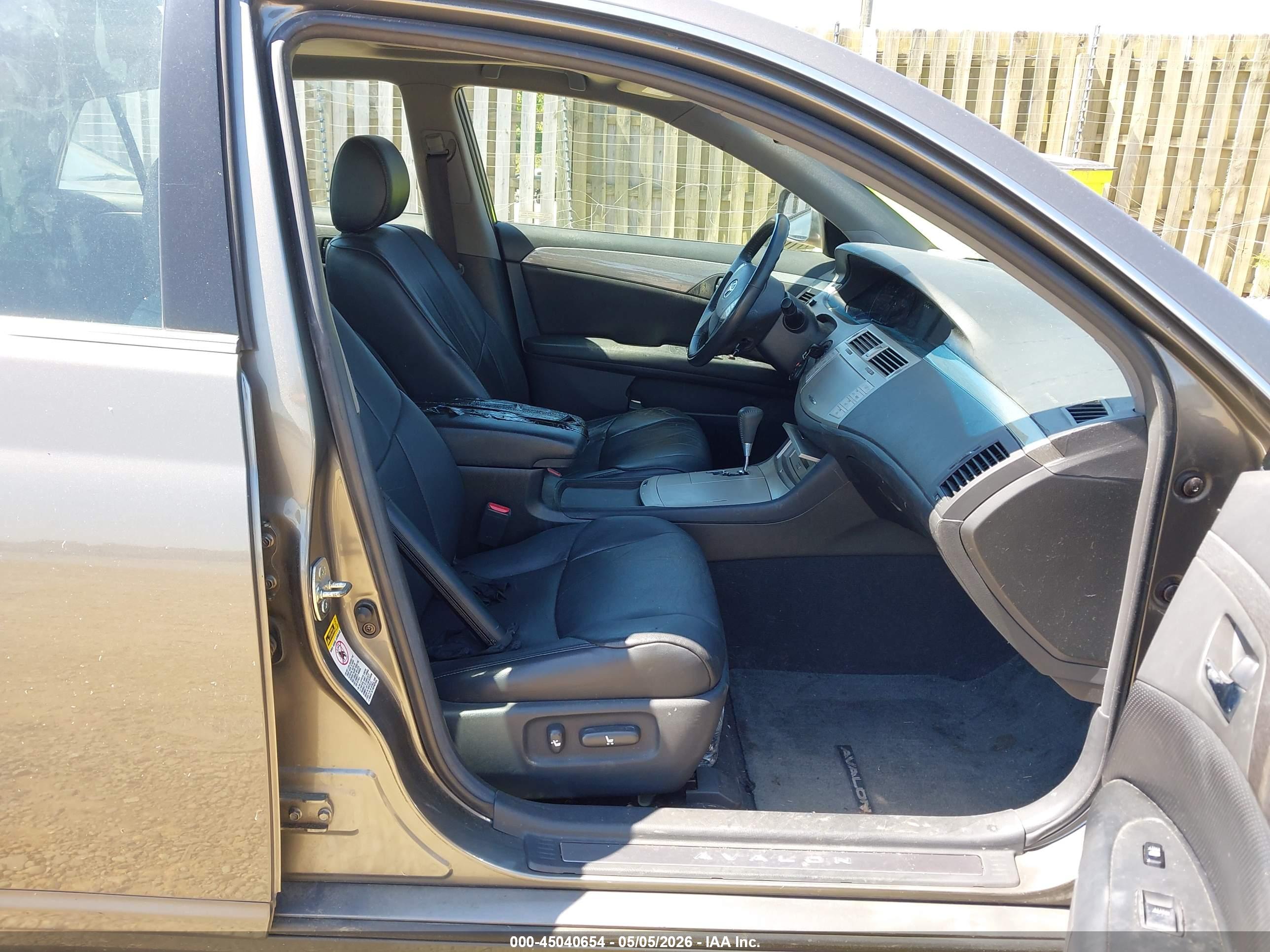 TOYOTA AVALON image 5