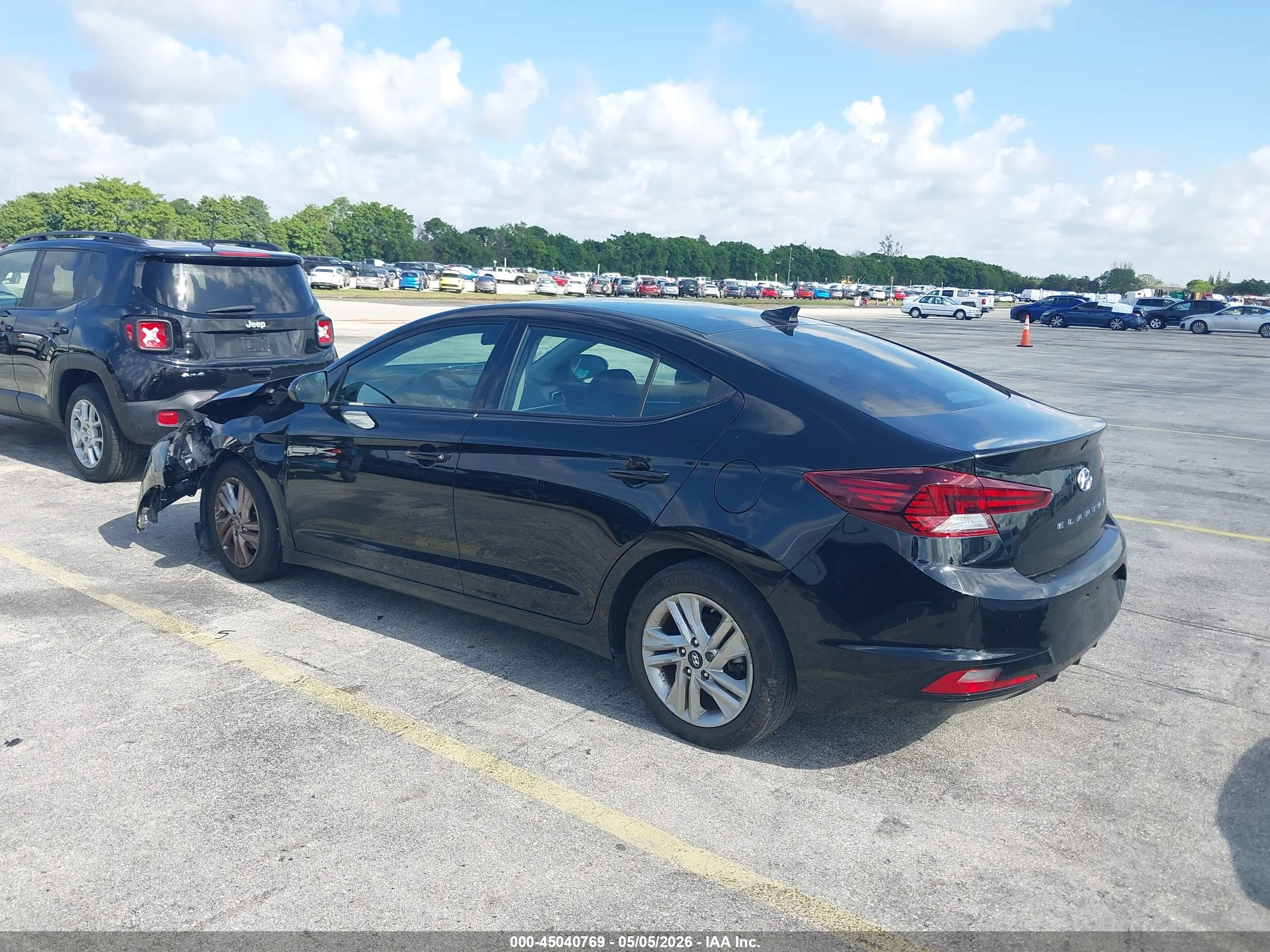 HYUNDAI ELANTRA image 3