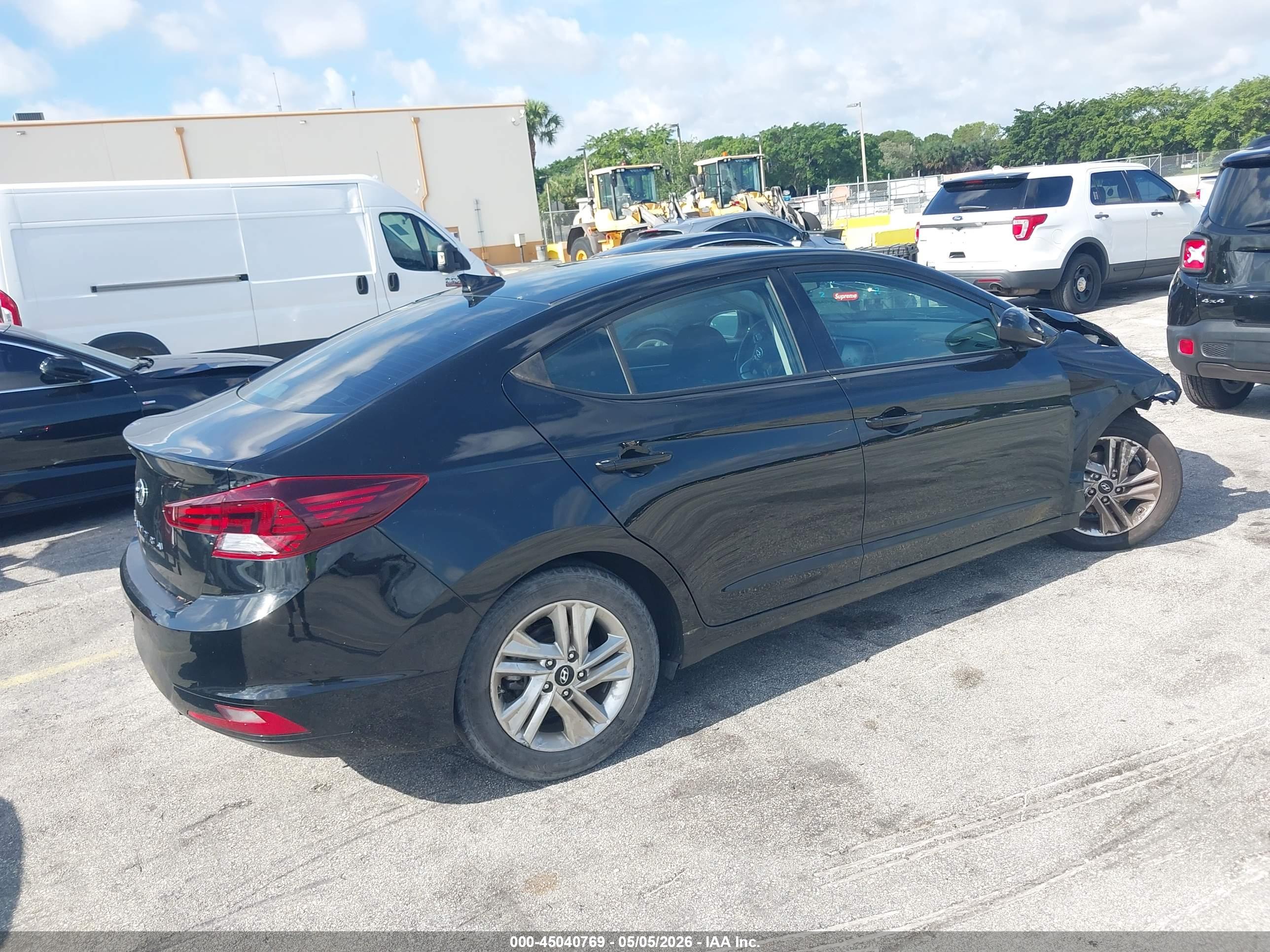 HYUNDAI ELANTRA image 4