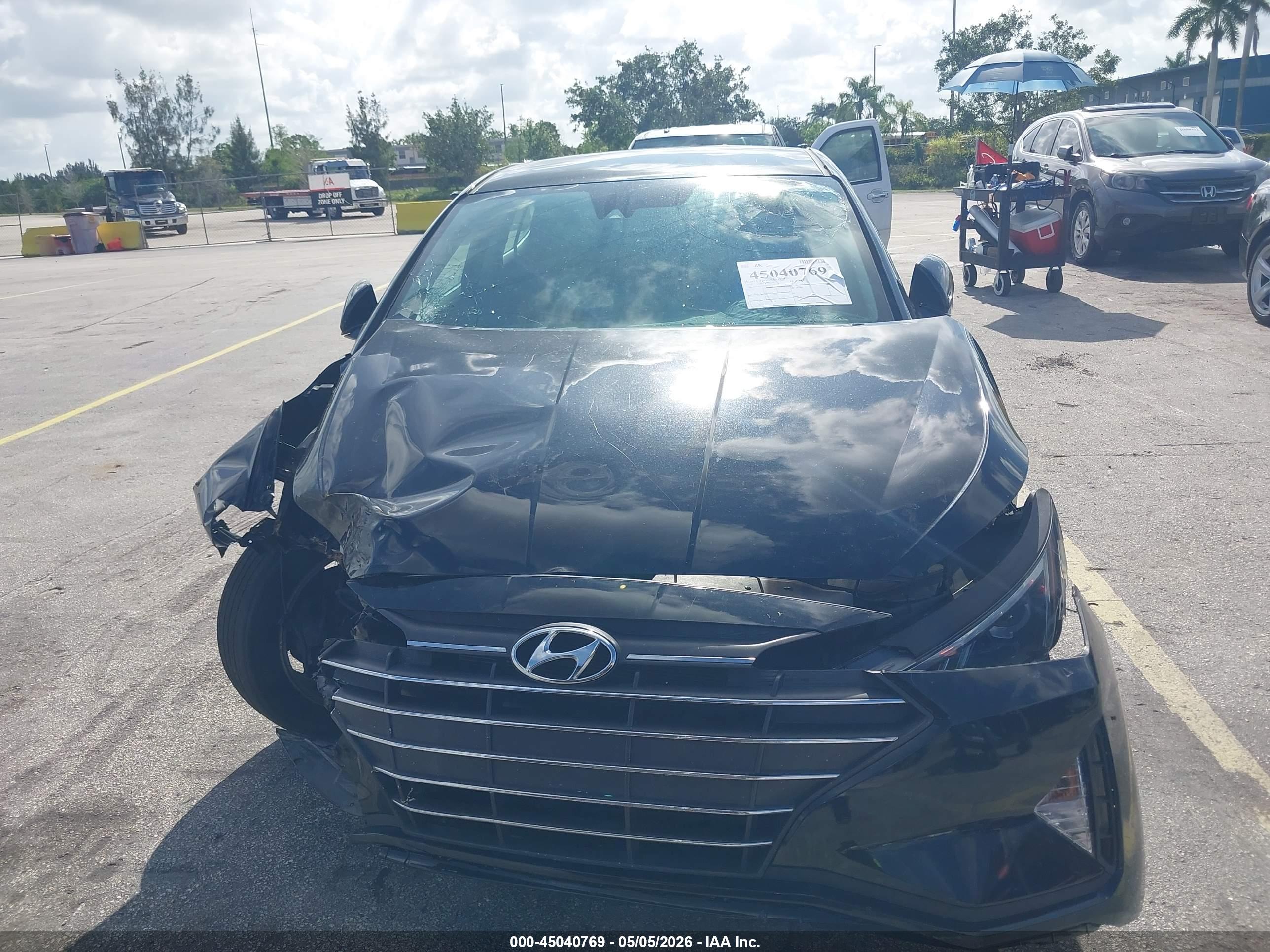 HYUNDAI ELANTRA image 6