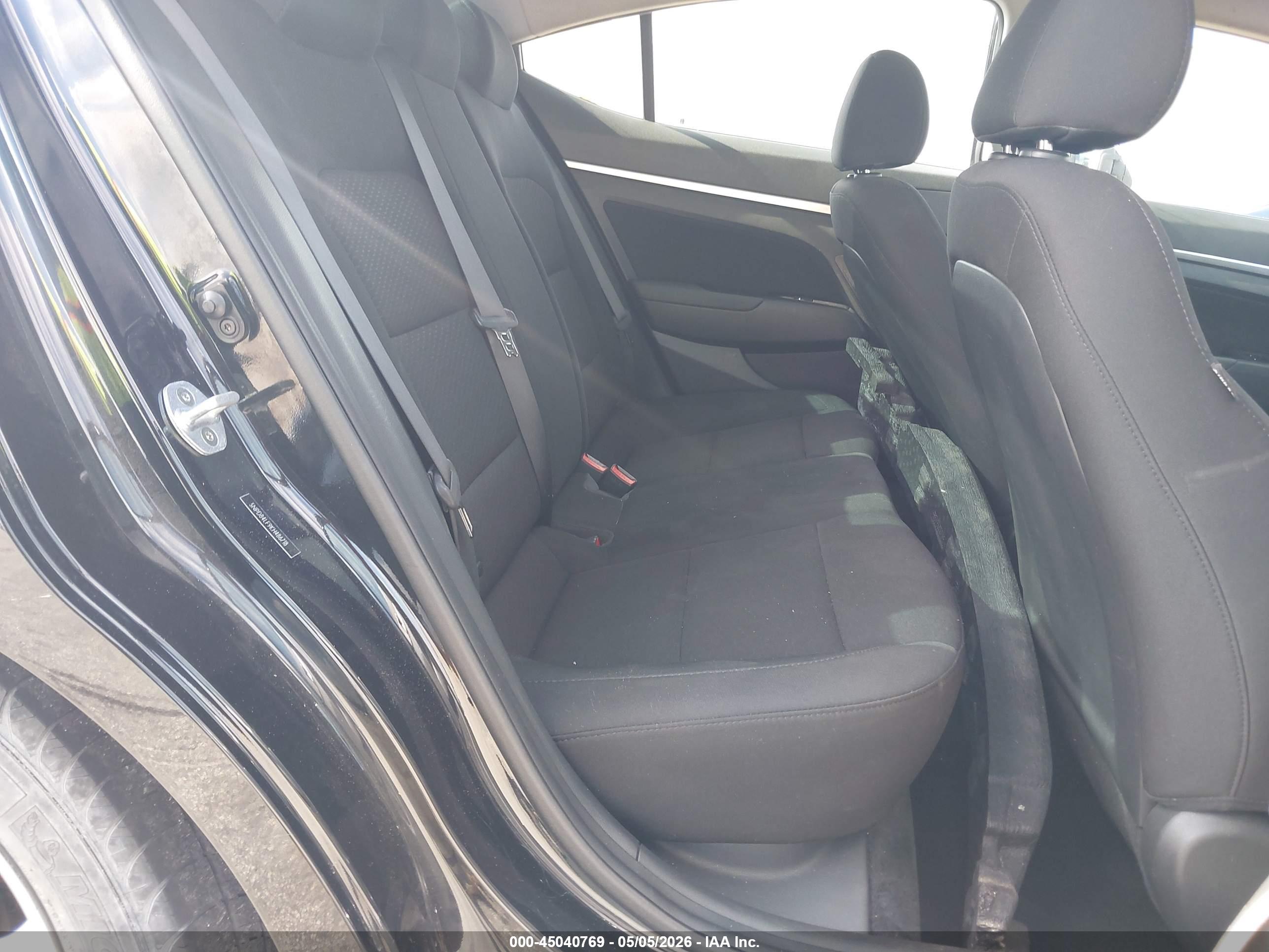 HYUNDAI ELANTRA image 8