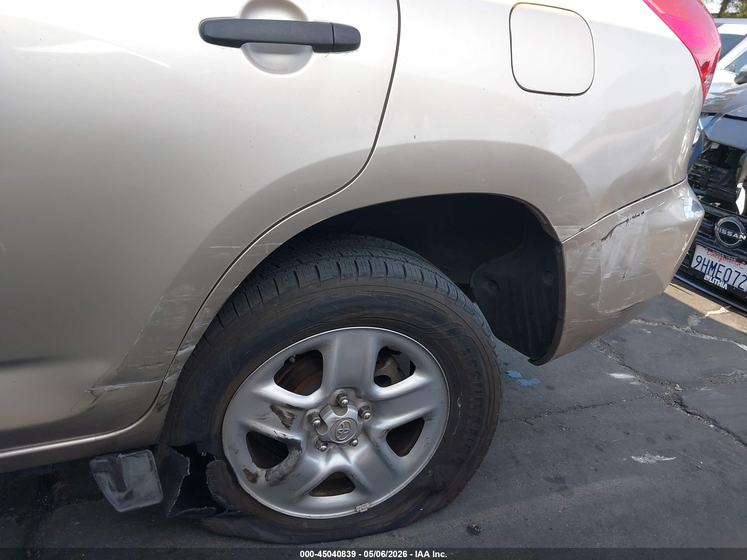 TOYOTA RAV4 image 6