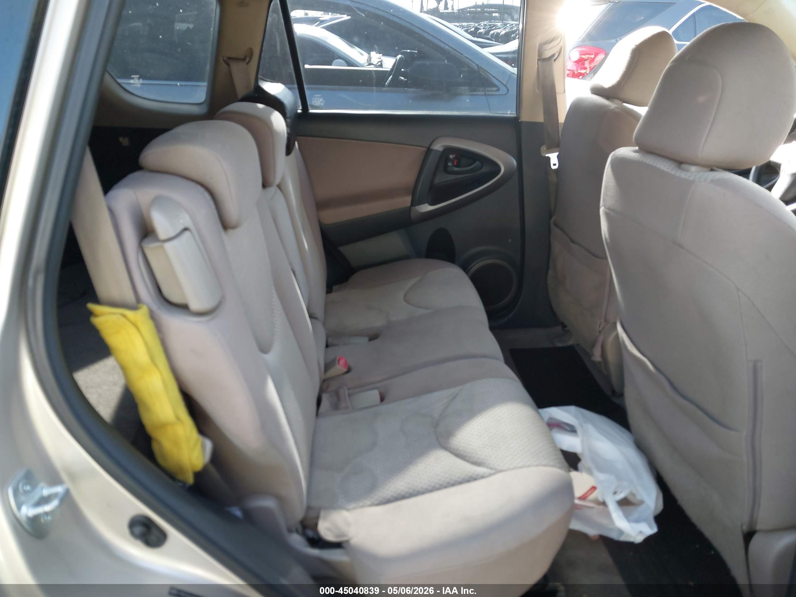 TOYOTA RAV4 image 8