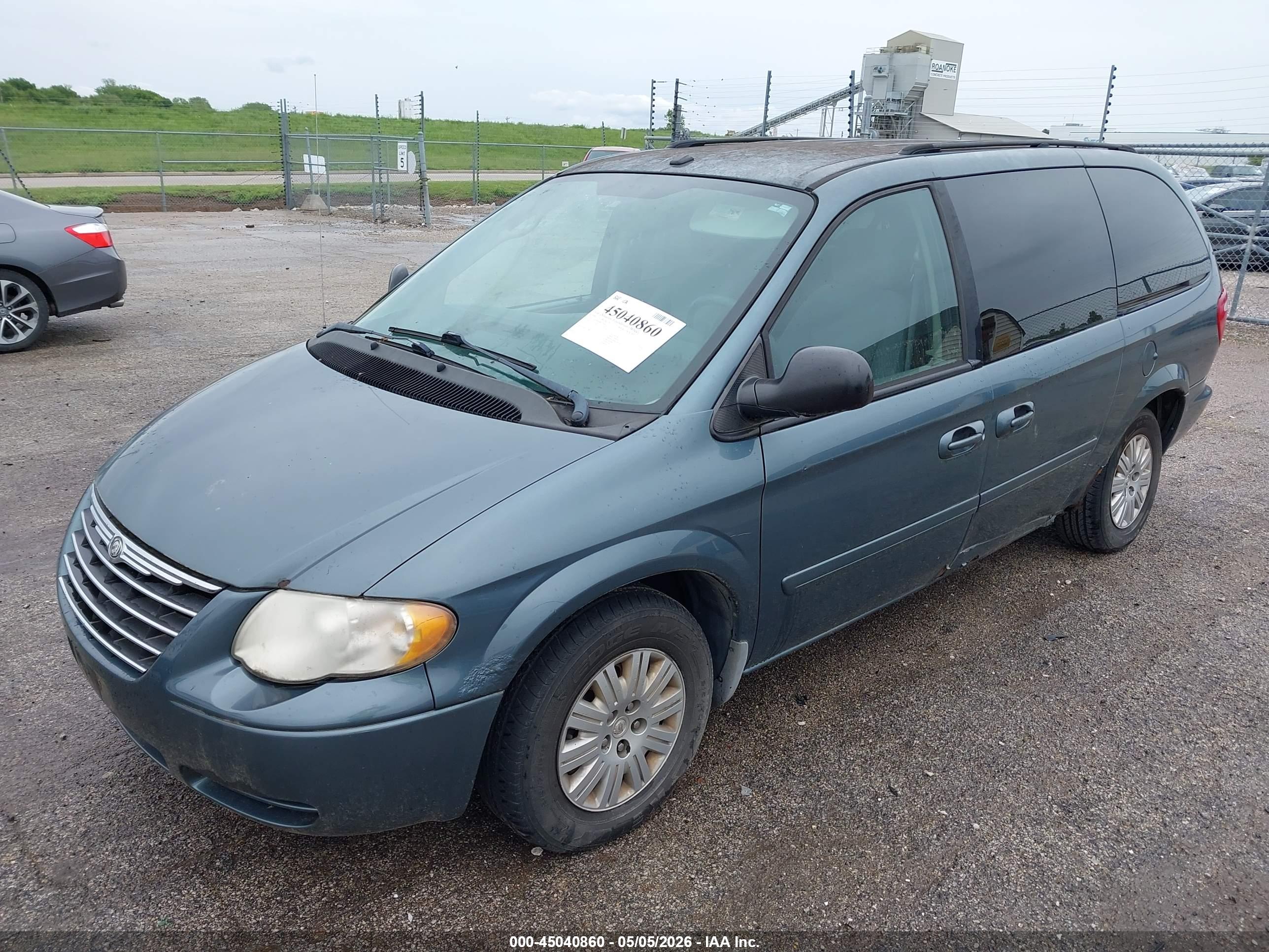 CHRYSLER TOWN image 2