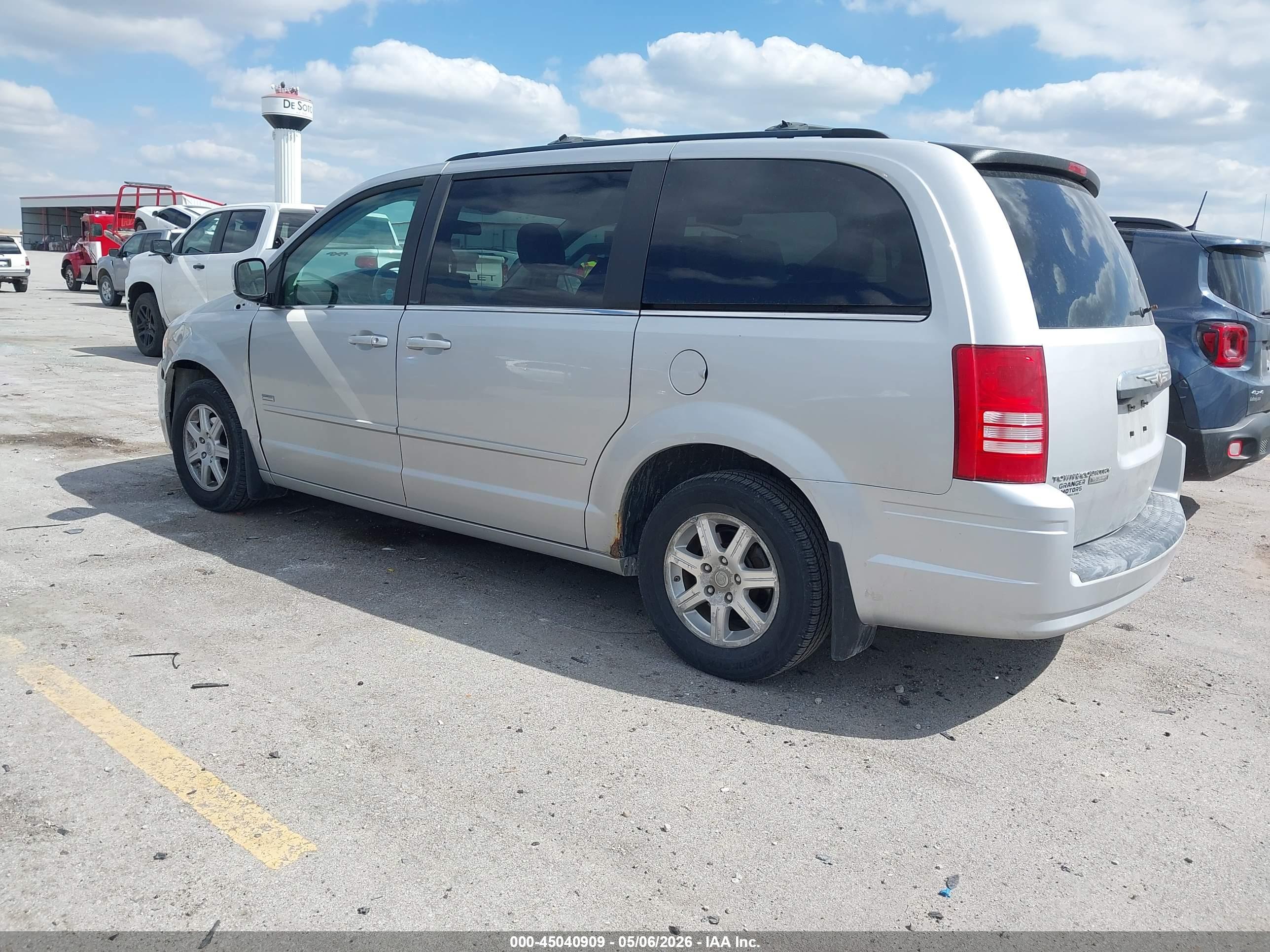 CHRYSLER TOWN image 3