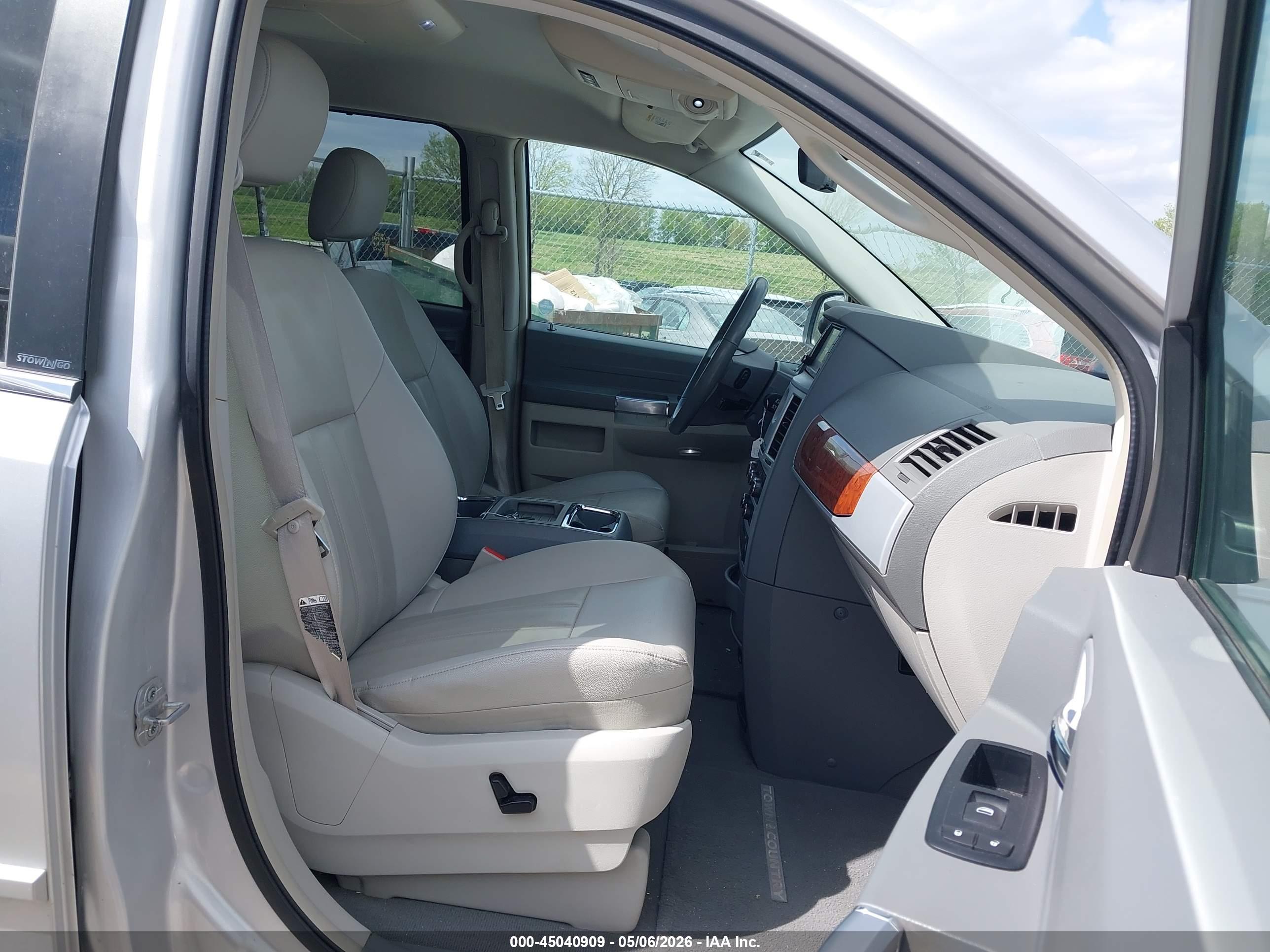 CHRYSLER TOWN image 5