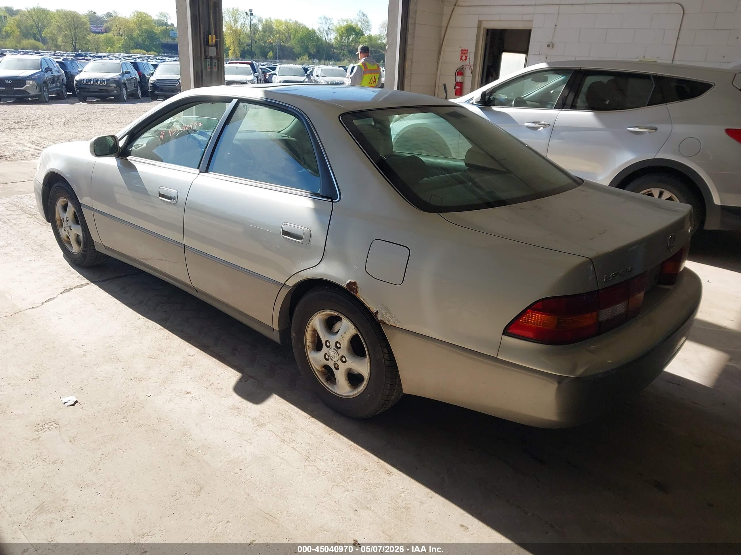 LEXUS ES image 3