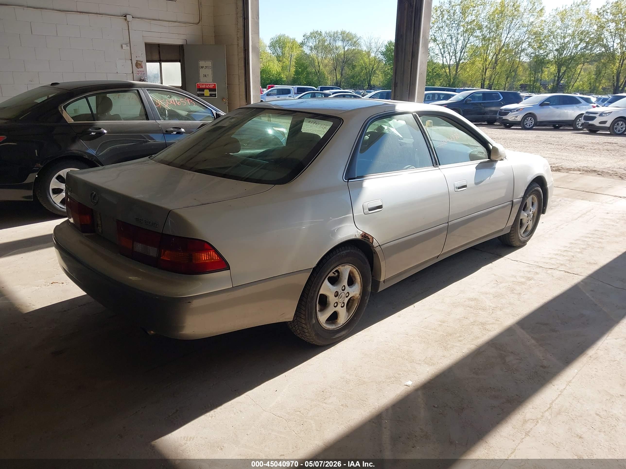 LEXUS ES image 4