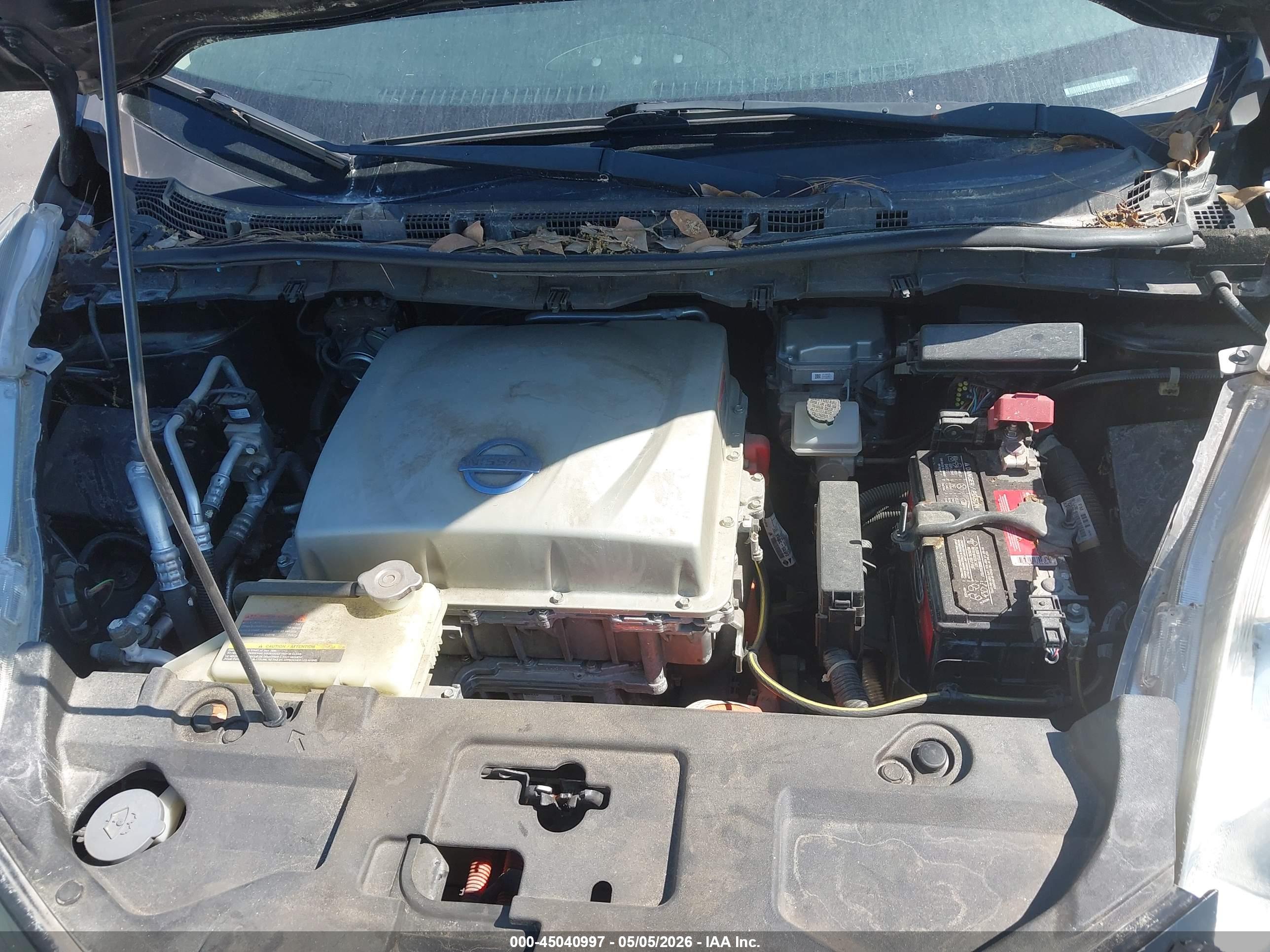 NISSAN LEAF image 10