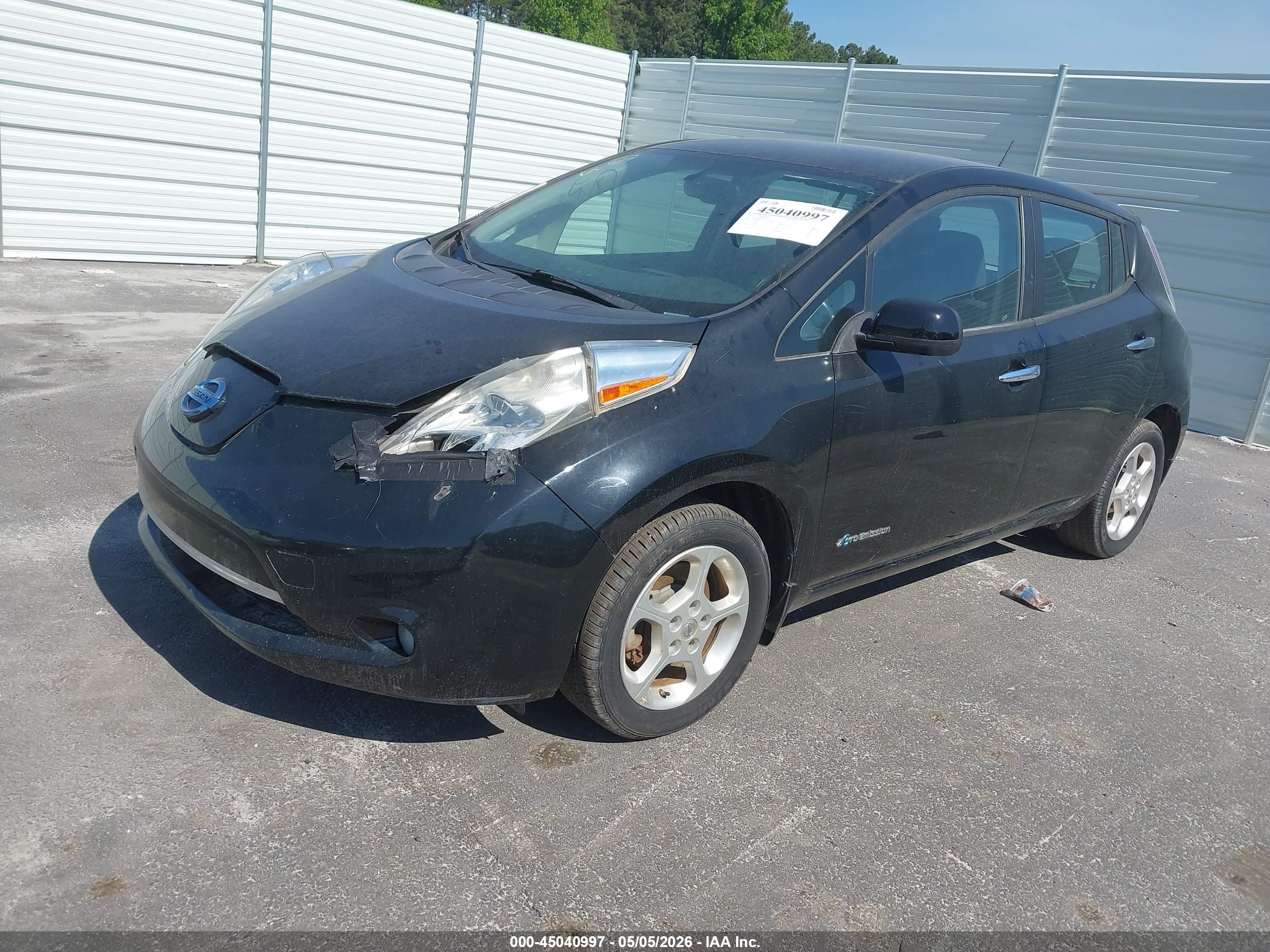 NISSAN LEAF image 2
