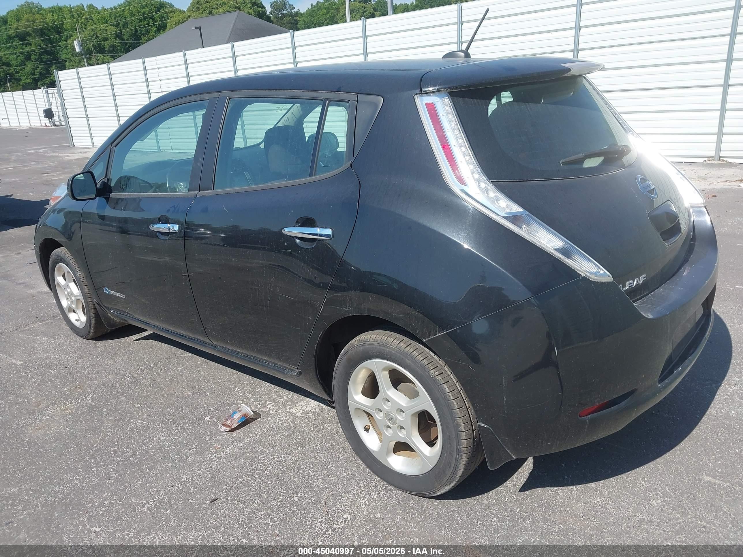 NISSAN LEAF image 3