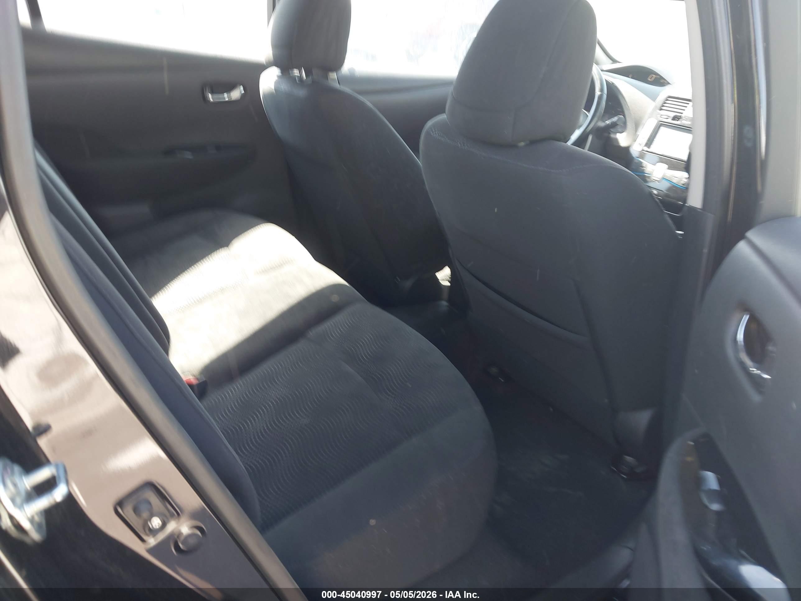 NISSAN LEAF image 8