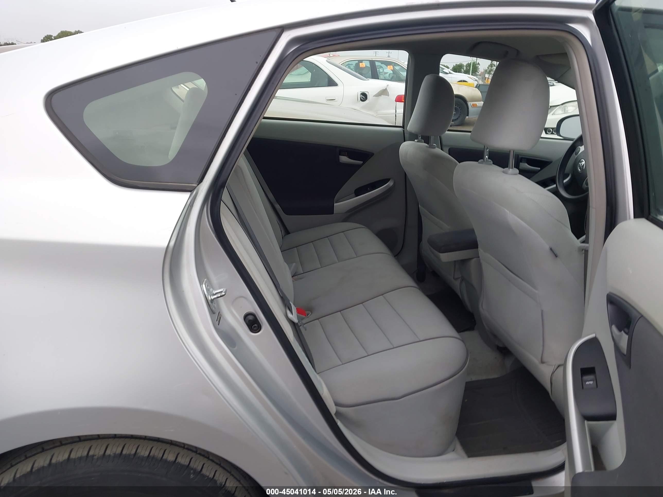 TOYOTA PRIUS image 8