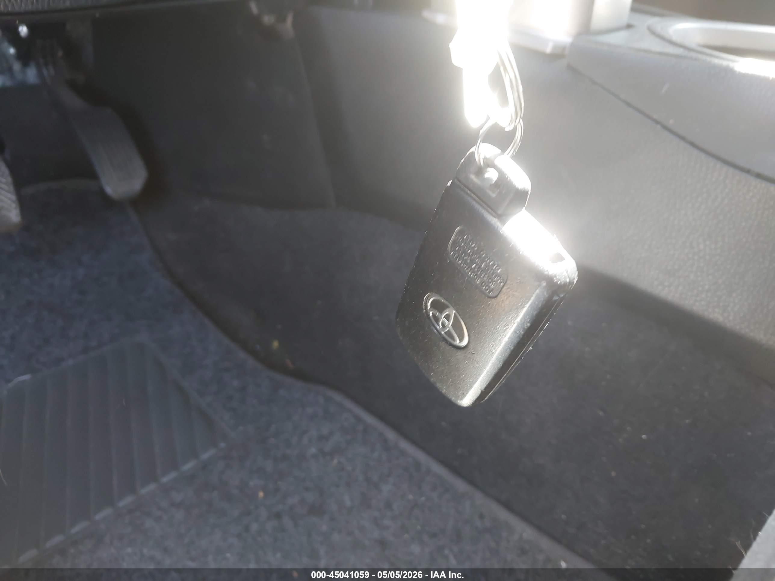 TOYOTA RAV4 image 11
