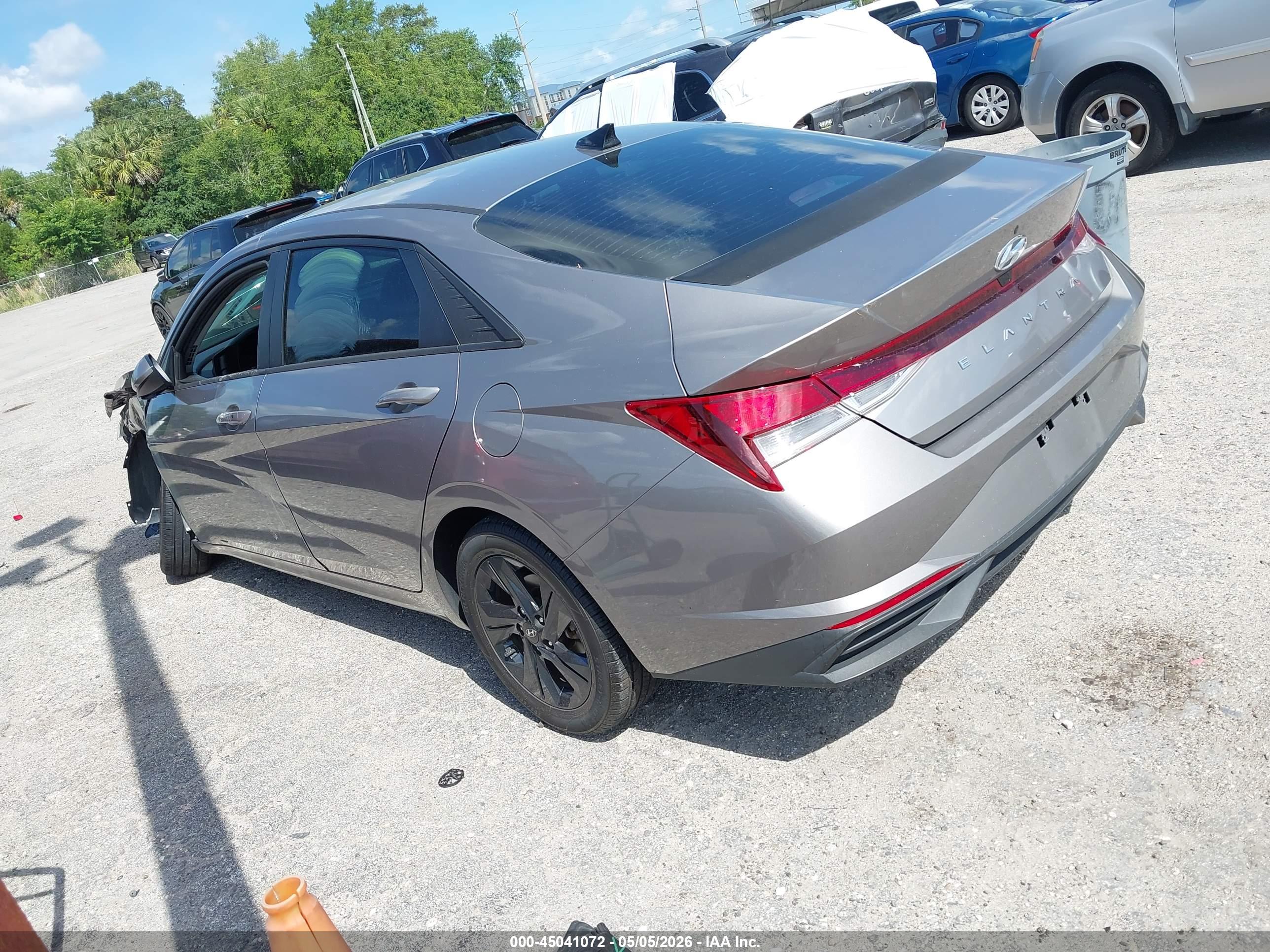 HYUNDAI ELANTRA image 3