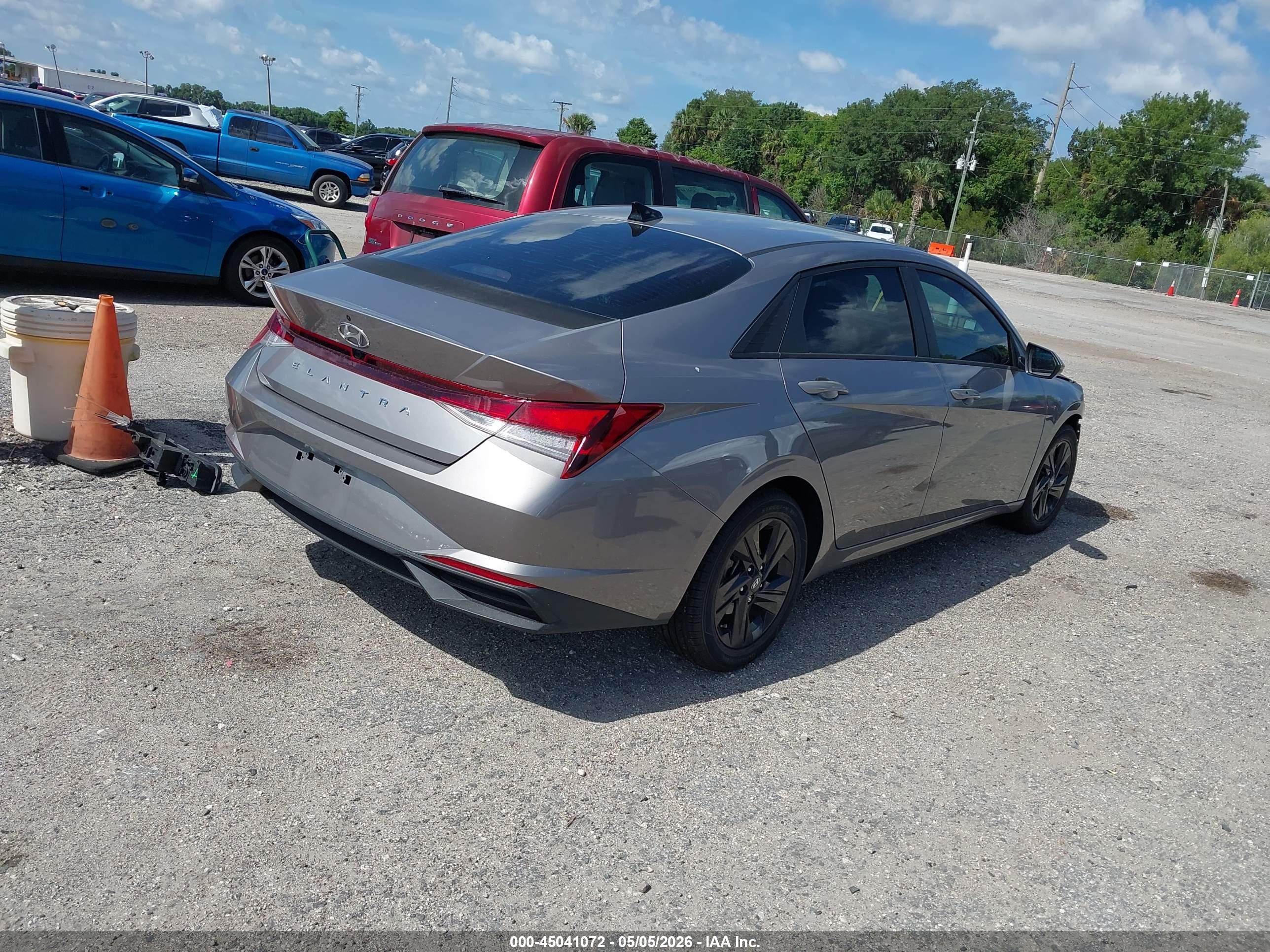 HYUNDAI ELANTRA image 4