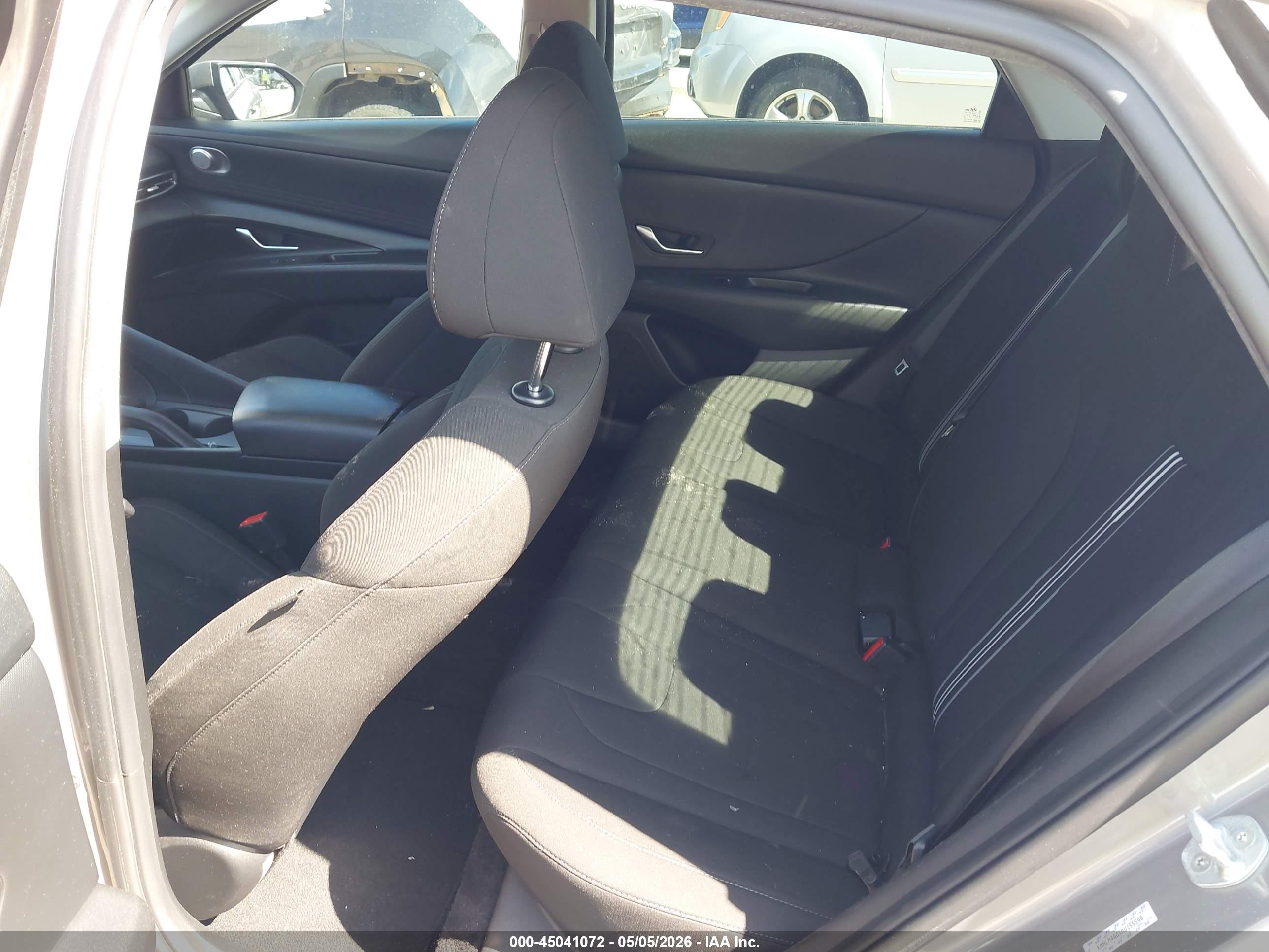 HYUNDAI ELANTRA image 8
