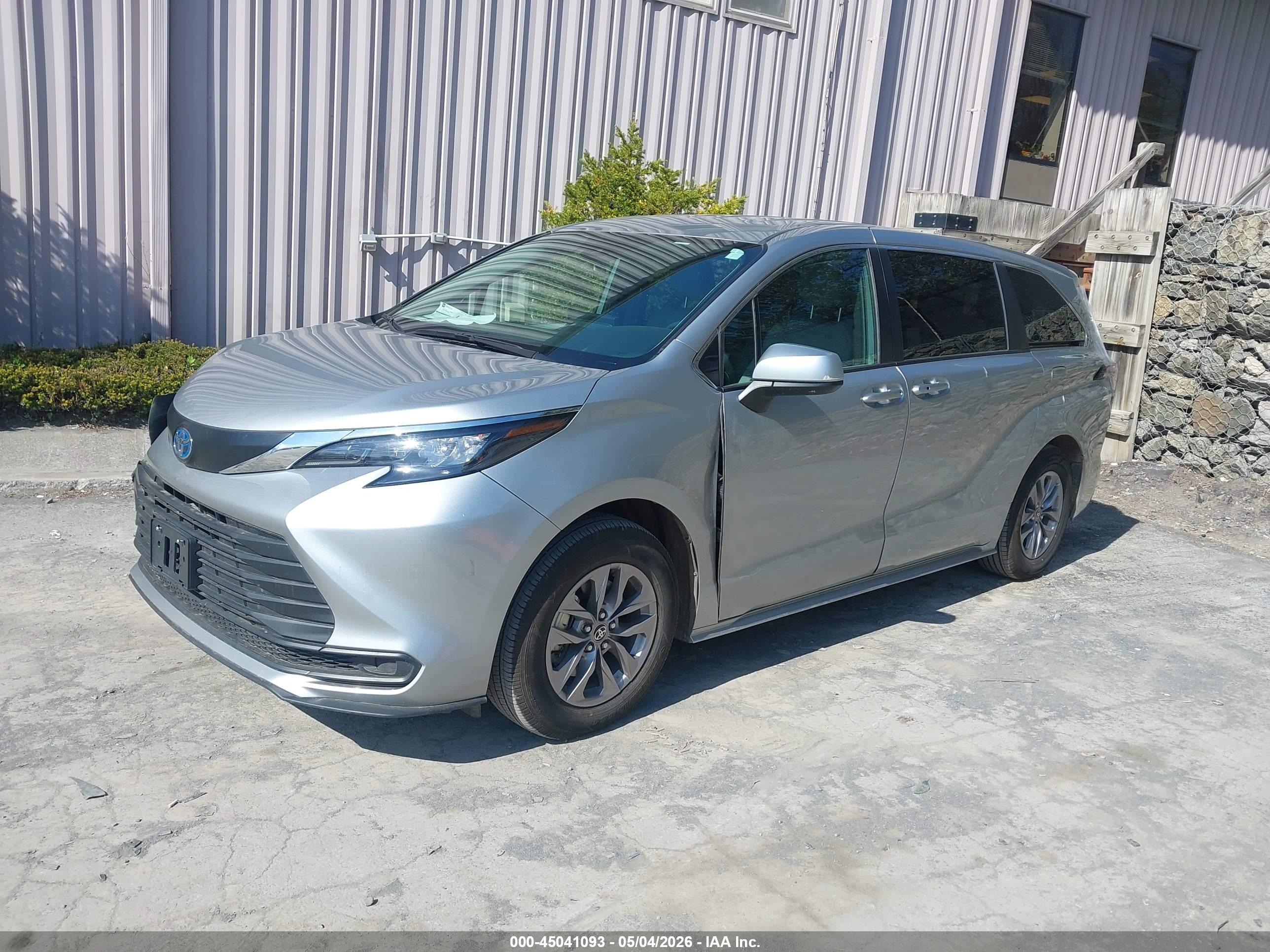 TOYOTA SIENNA image 2