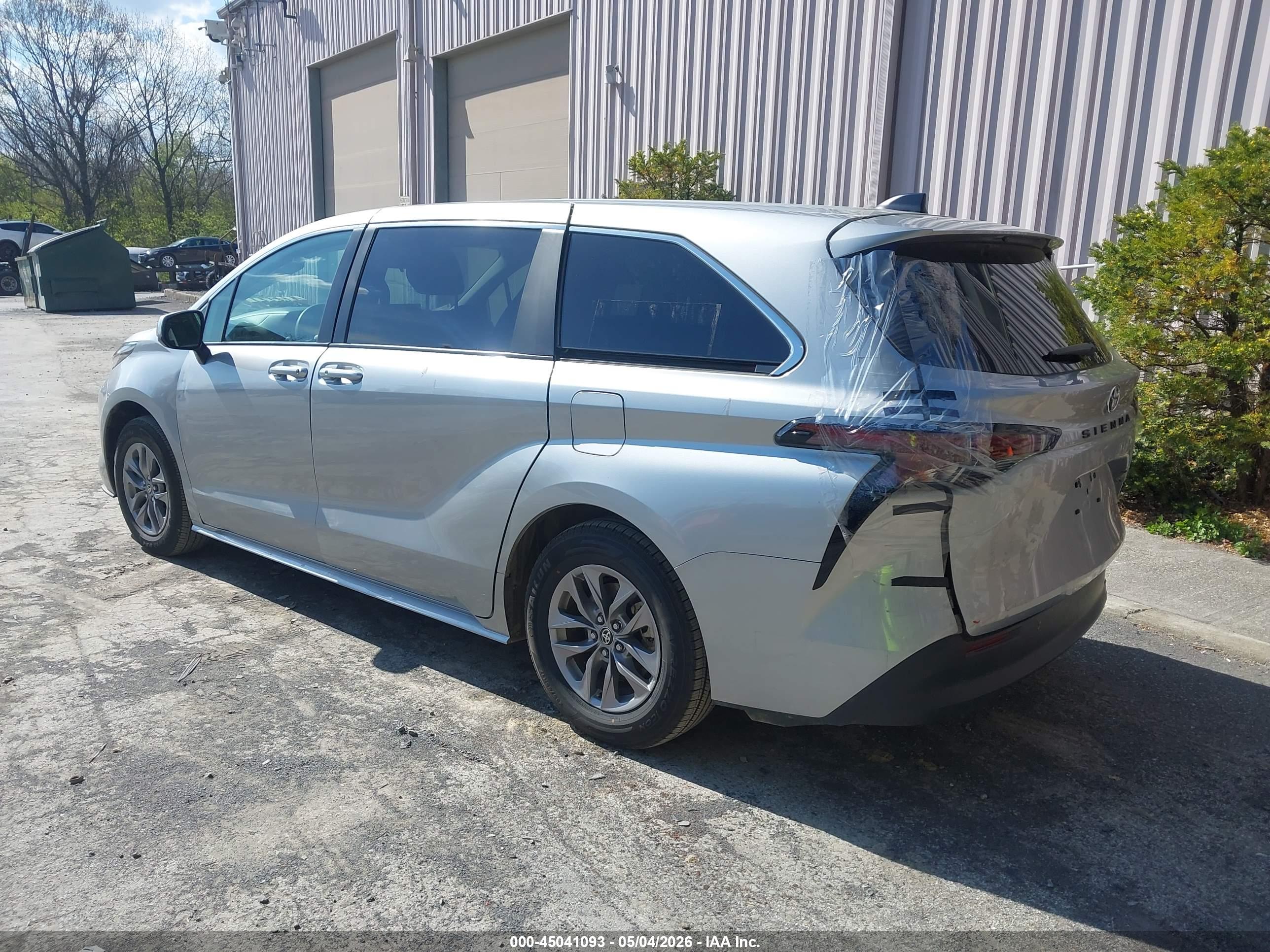 TOYOTA SIENNA image 3