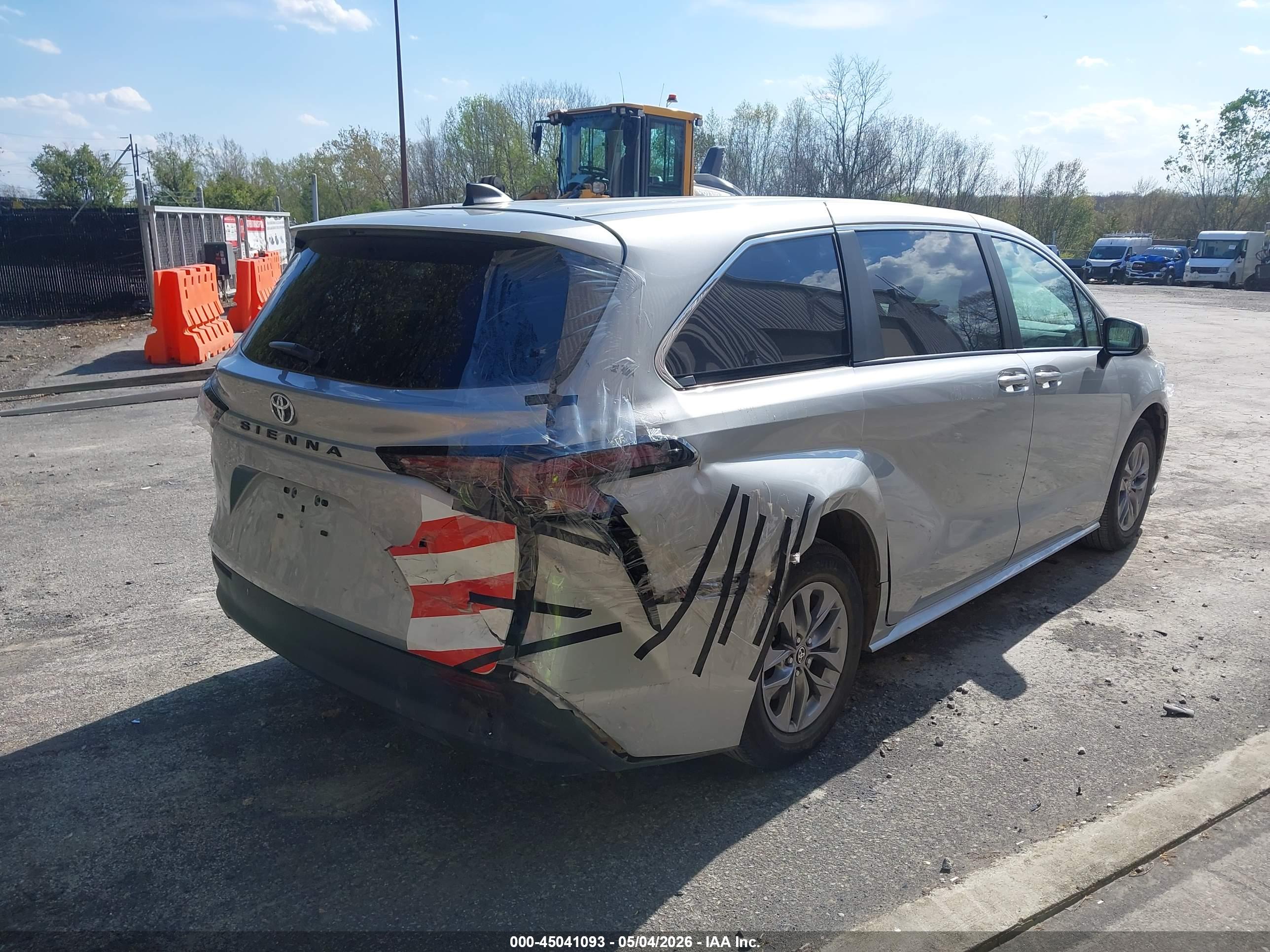 TOYOTA SIENNA image 4