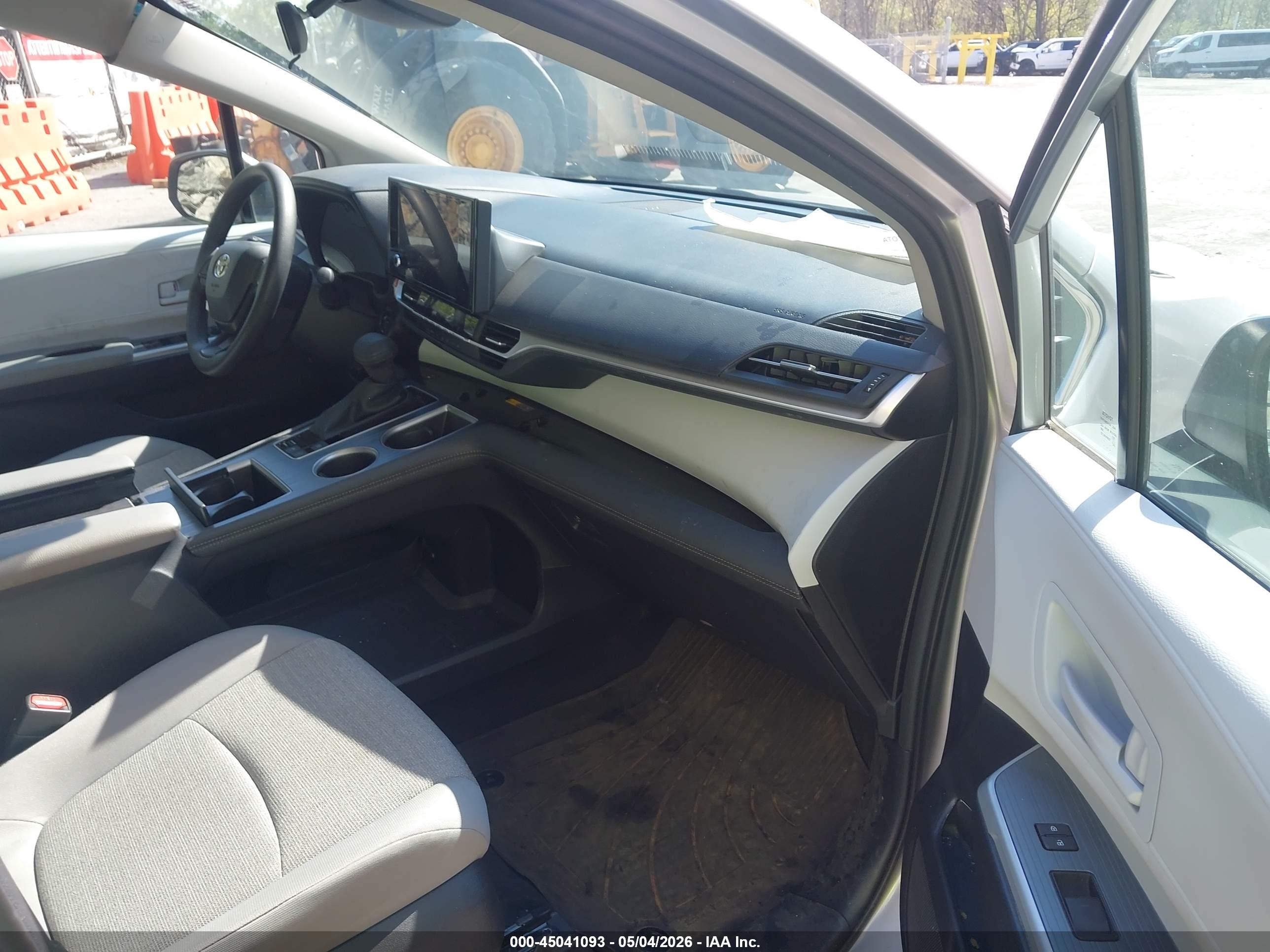TOYOTA SIENNA image 5