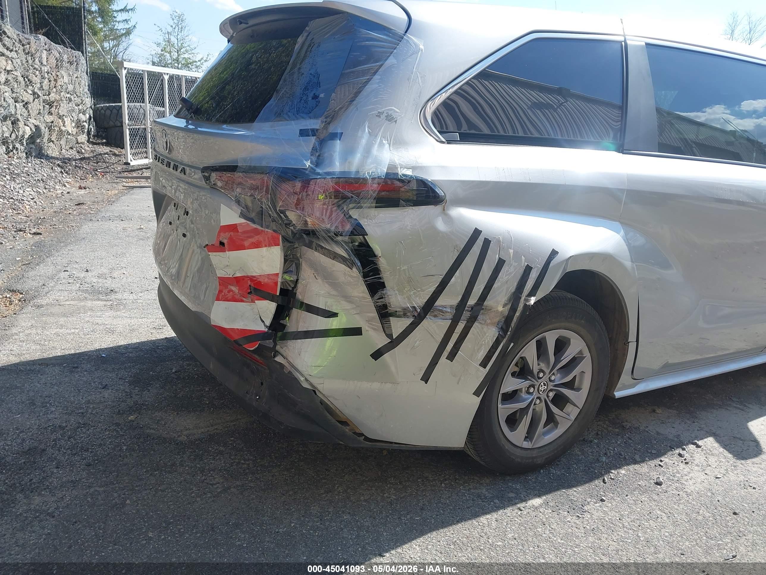 TOYOTA SIENNA image 6