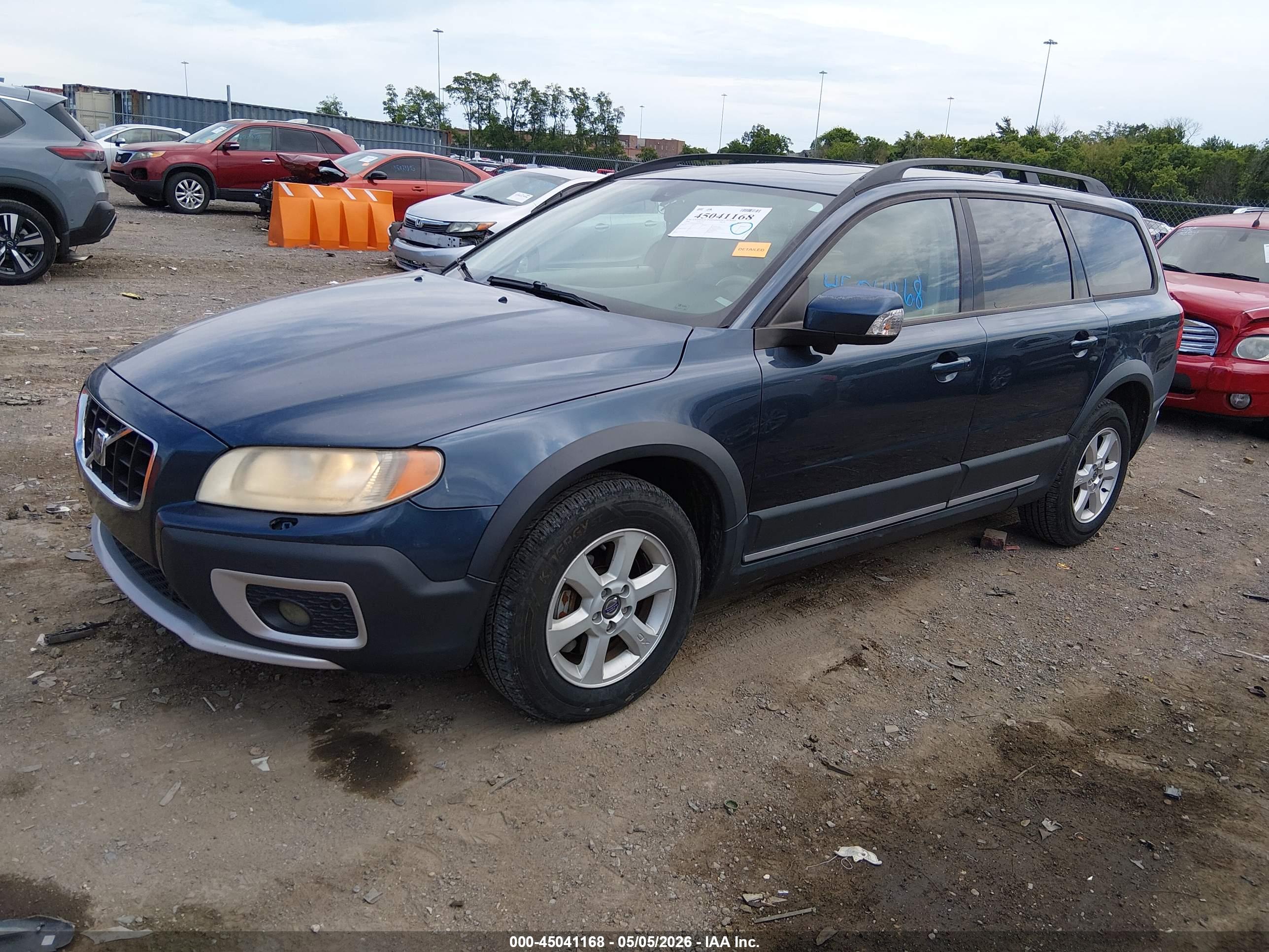 VOLVO XC70 image 2