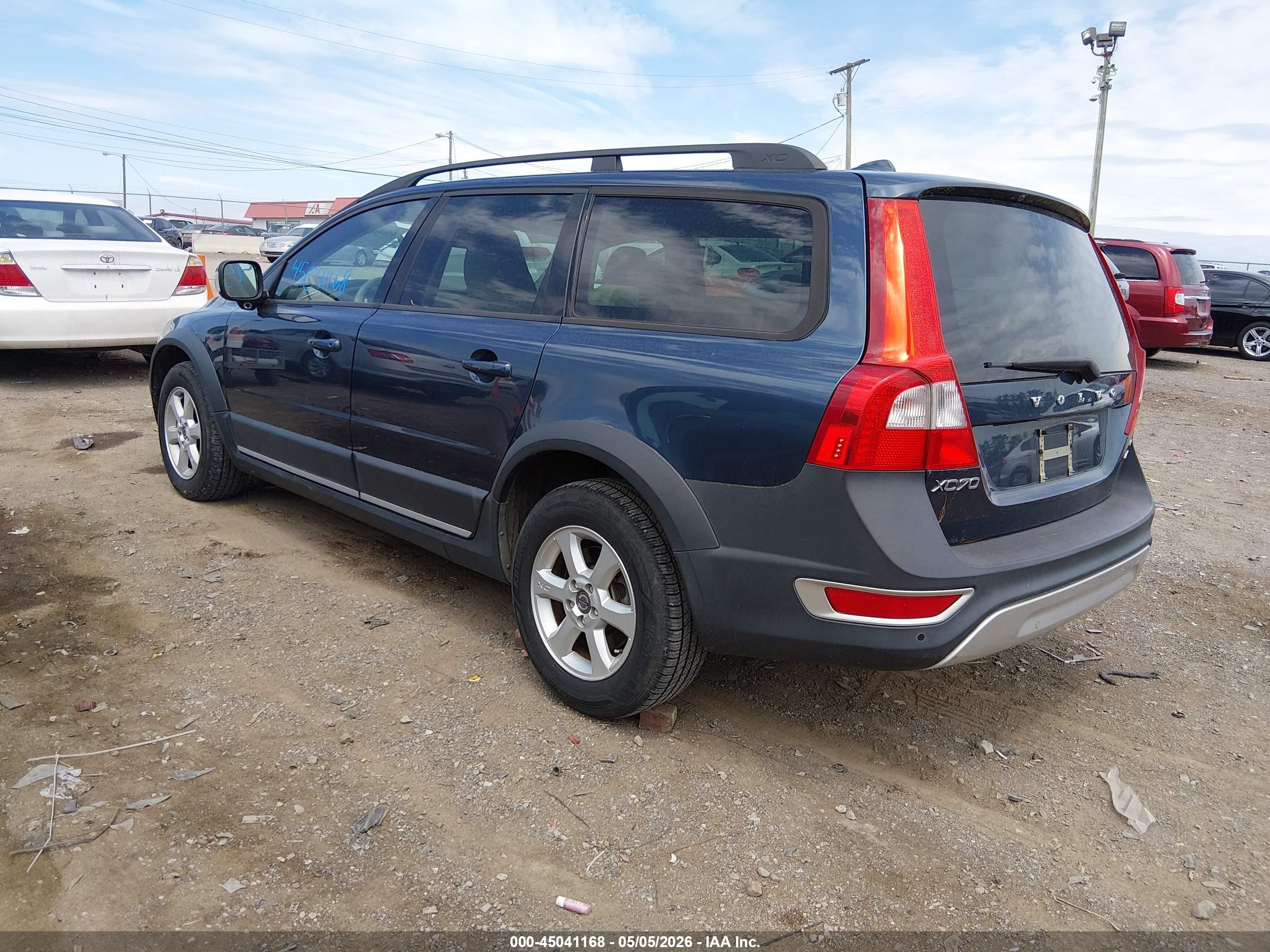 VOLVO XC70 image 3