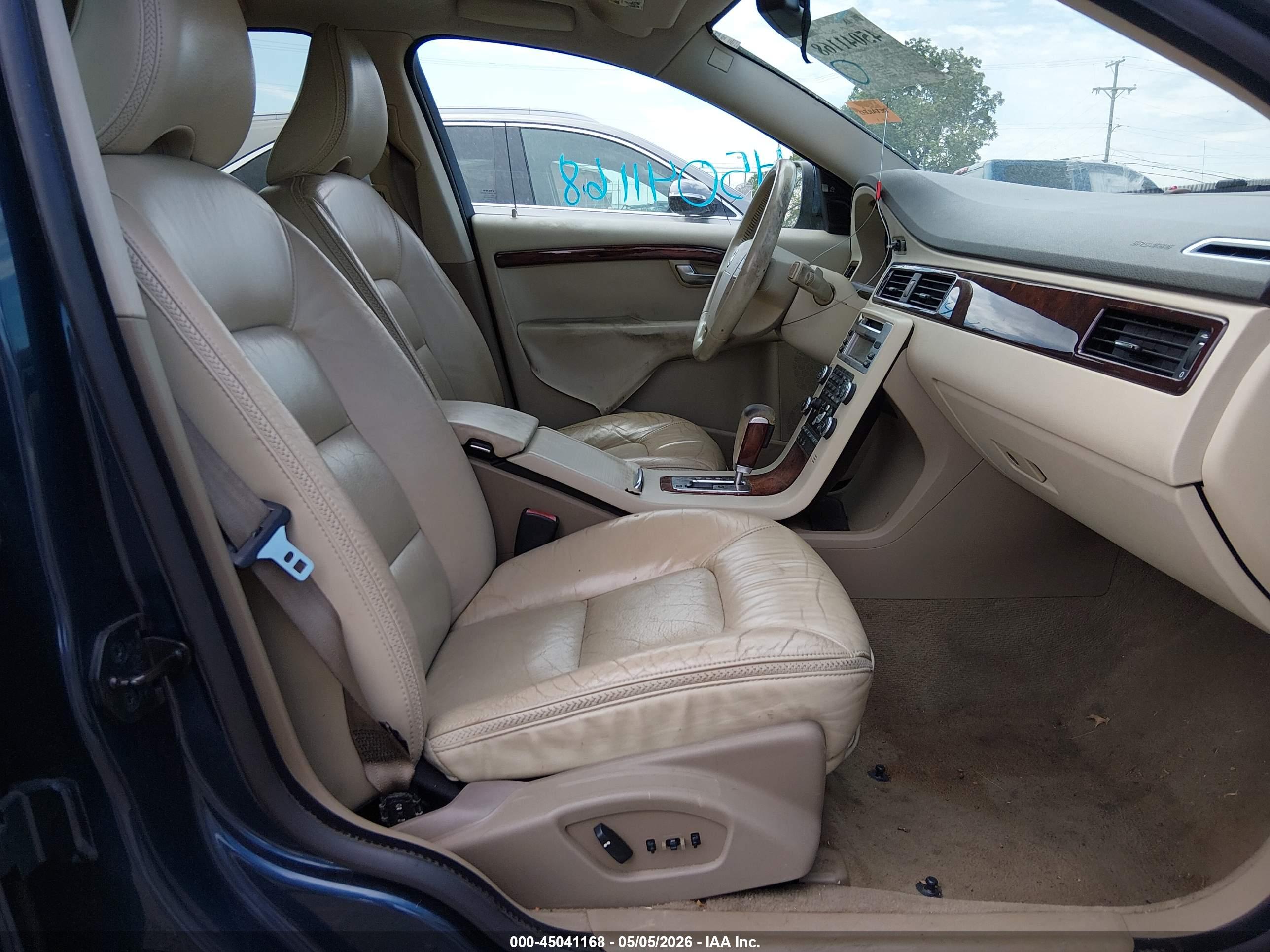 VOLVO XC70 image 5