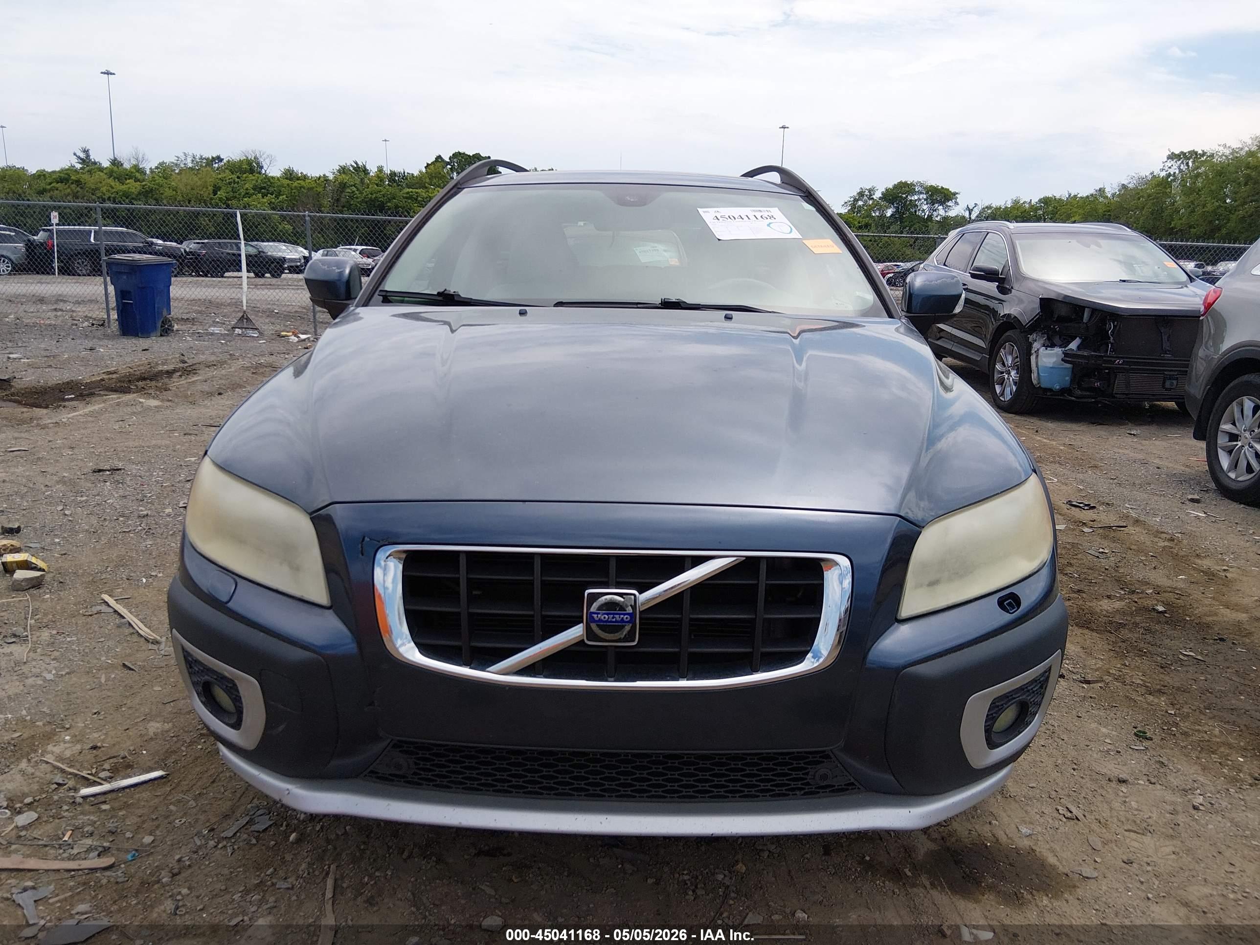 VOLVO XC70 image 6
