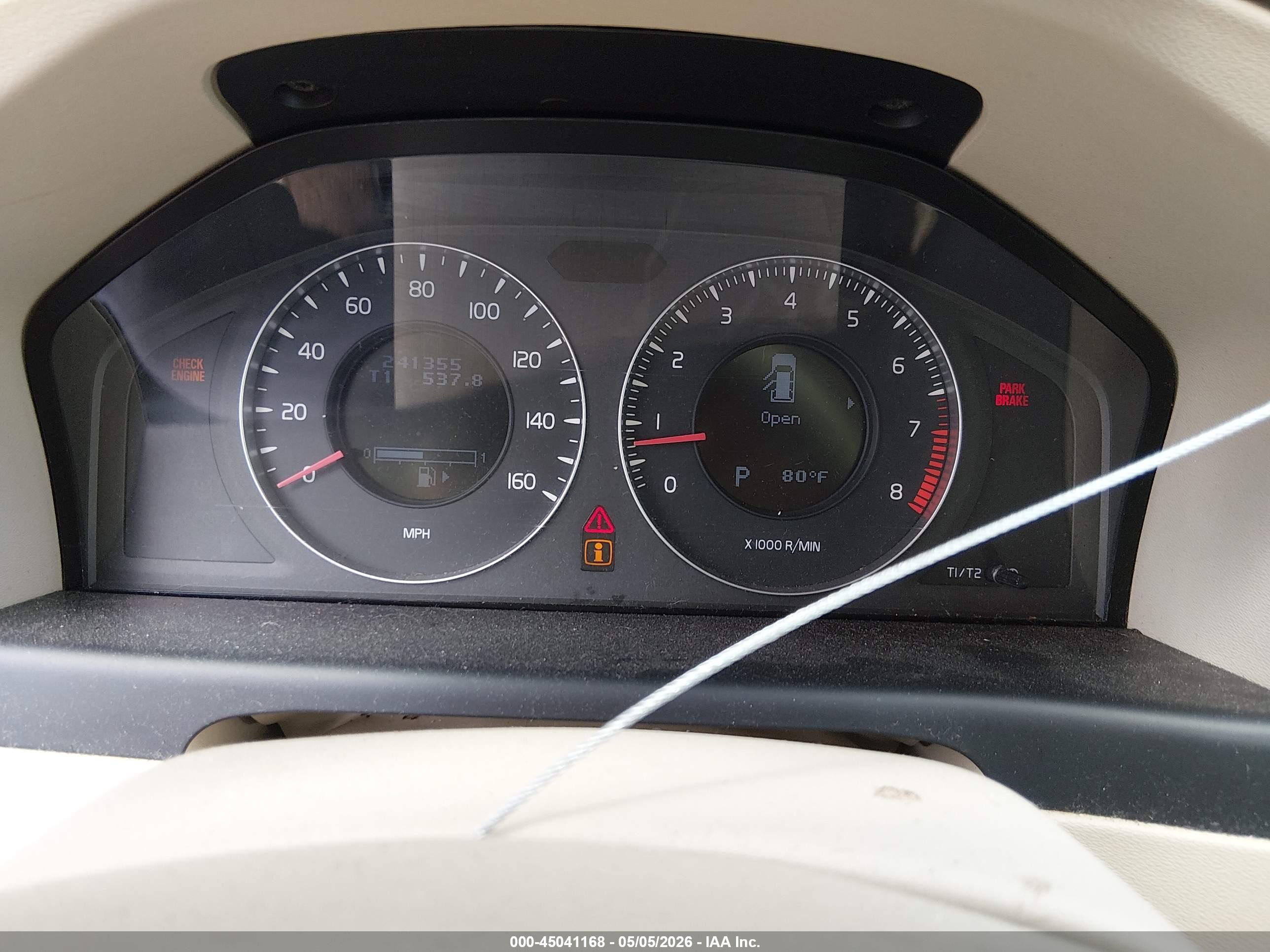 VOLVO XC70 image 7