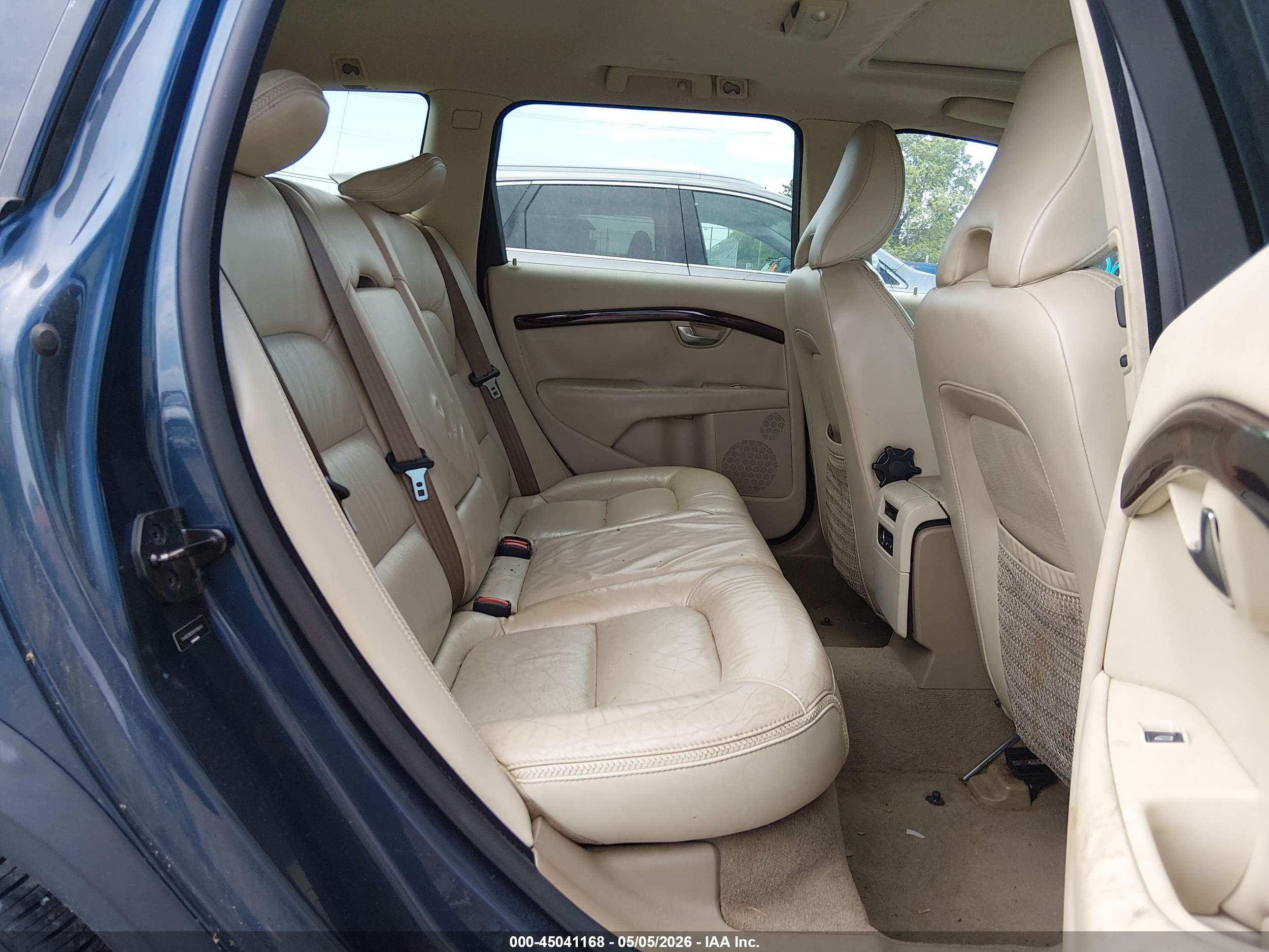 VOLVO XC70 image 8
