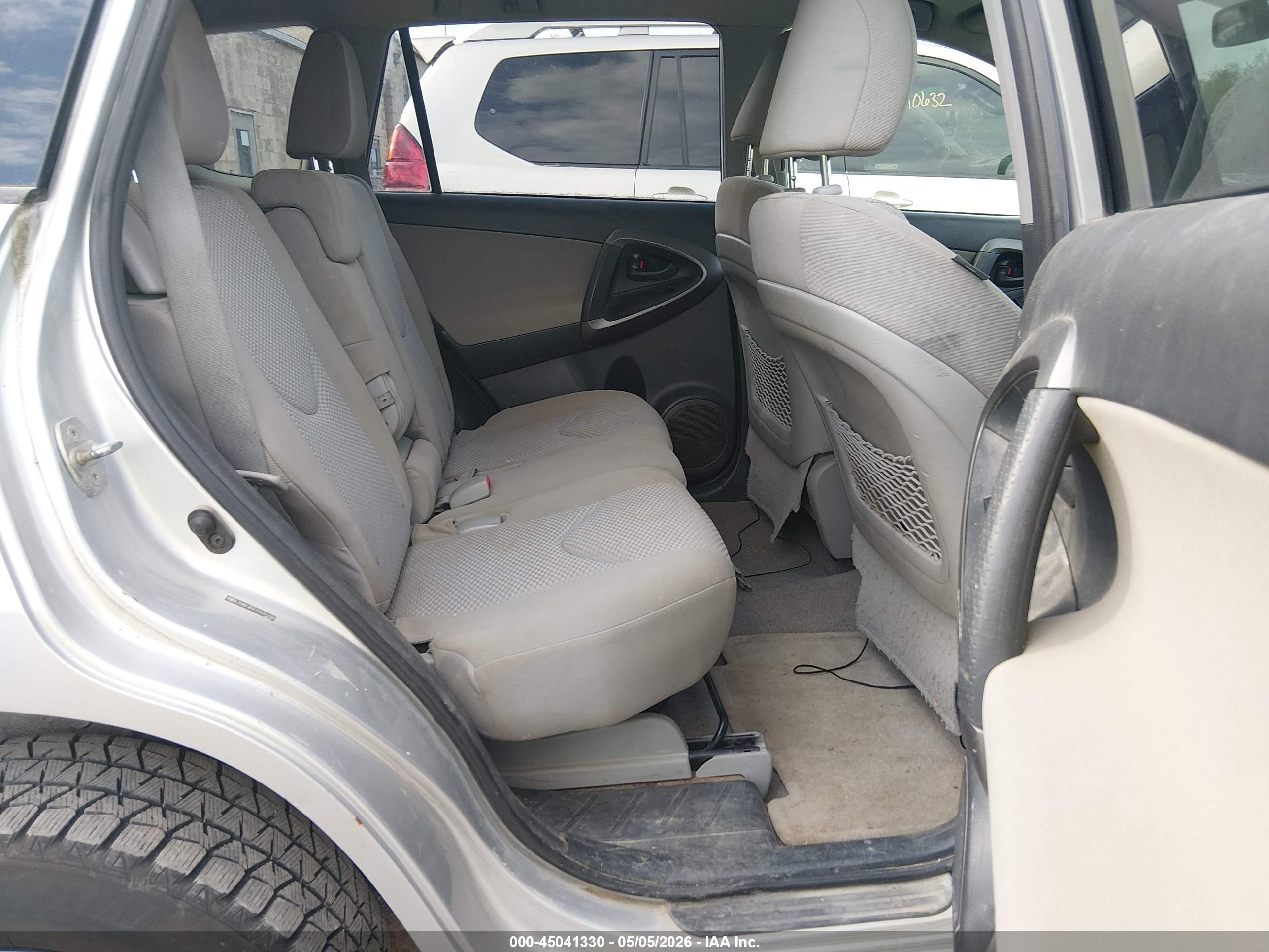 TOYOTA RAV4 image 8