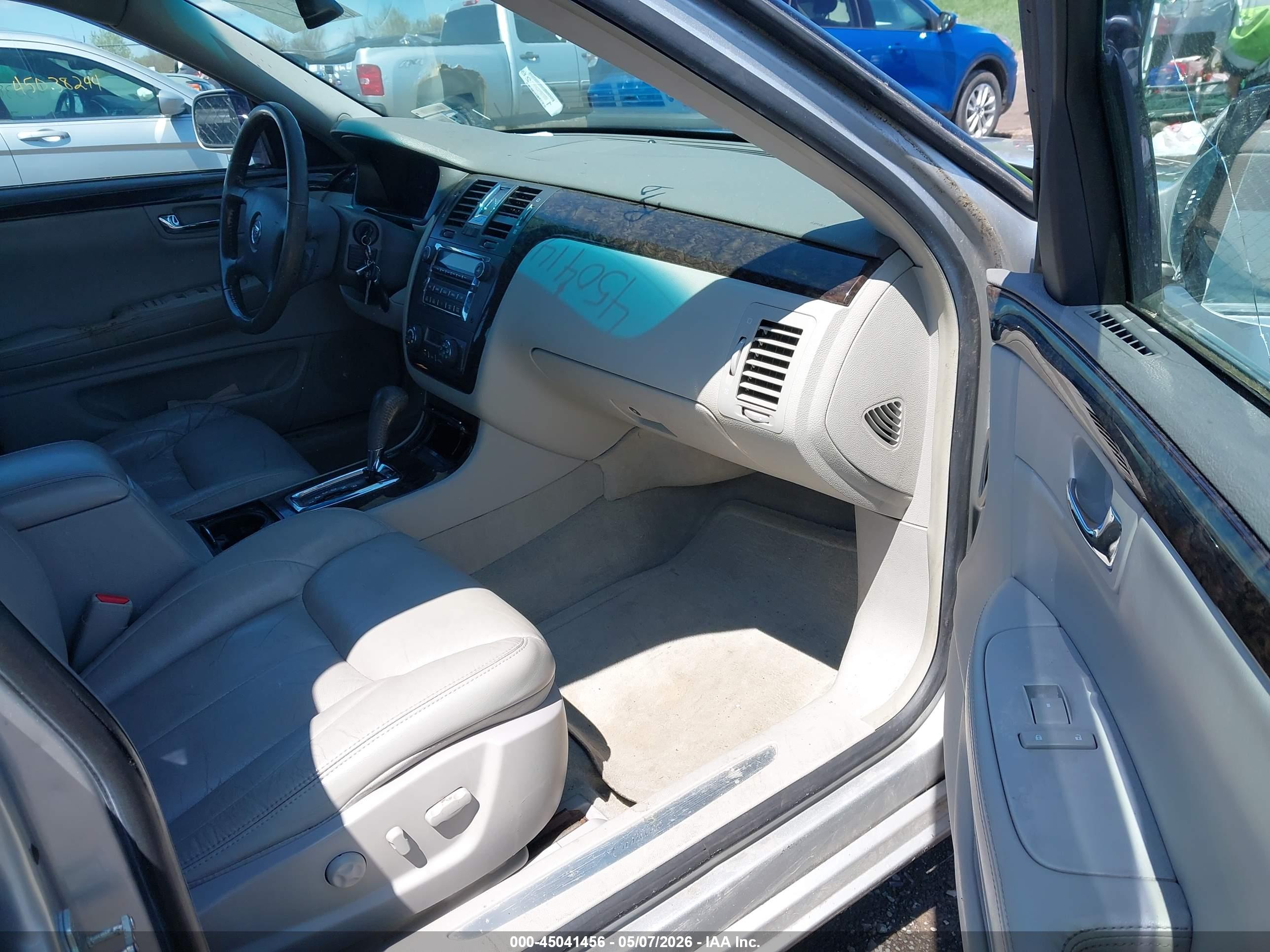 CADILLAC DTS image 5