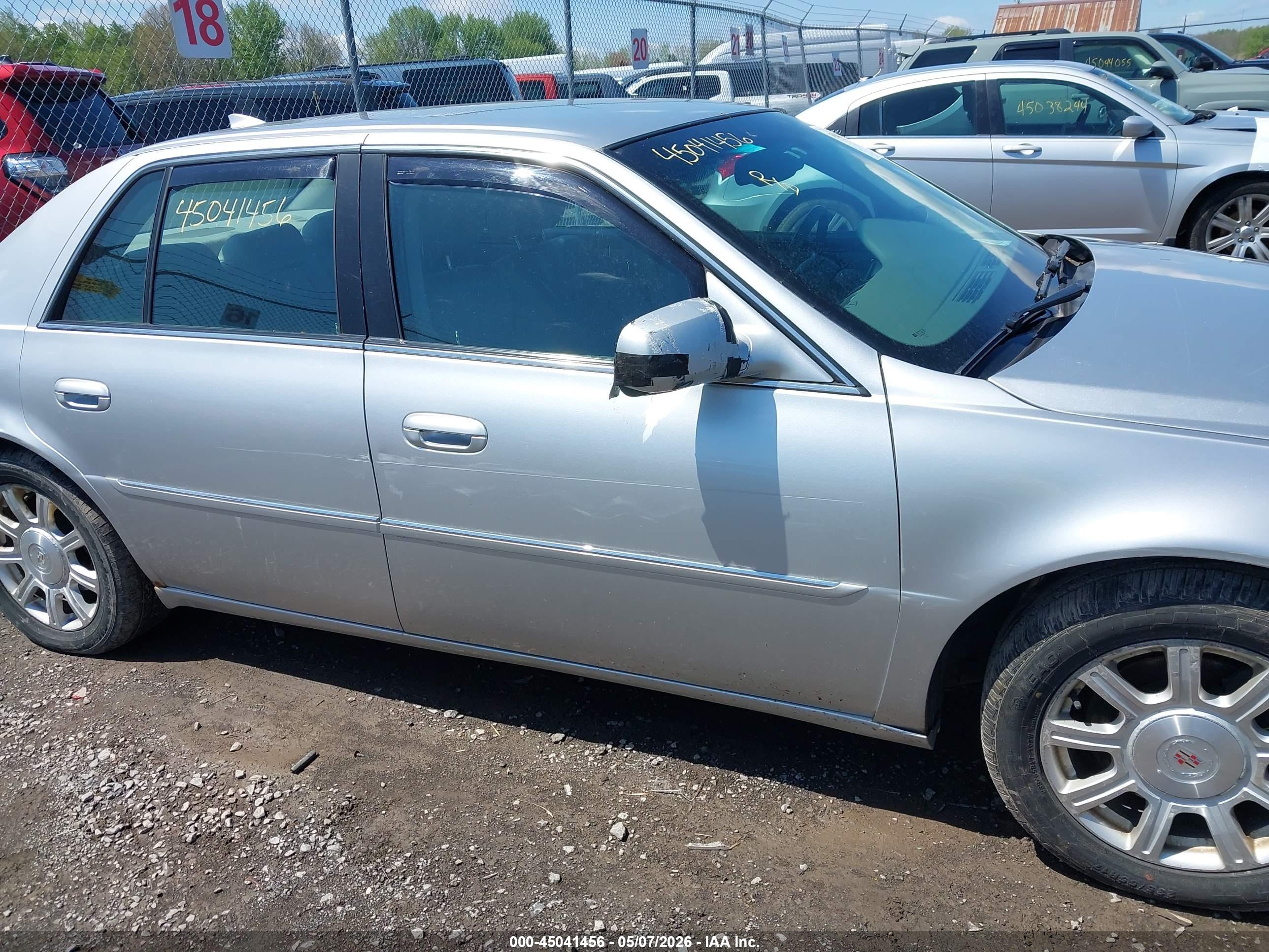 CADILLAC DTS image 6