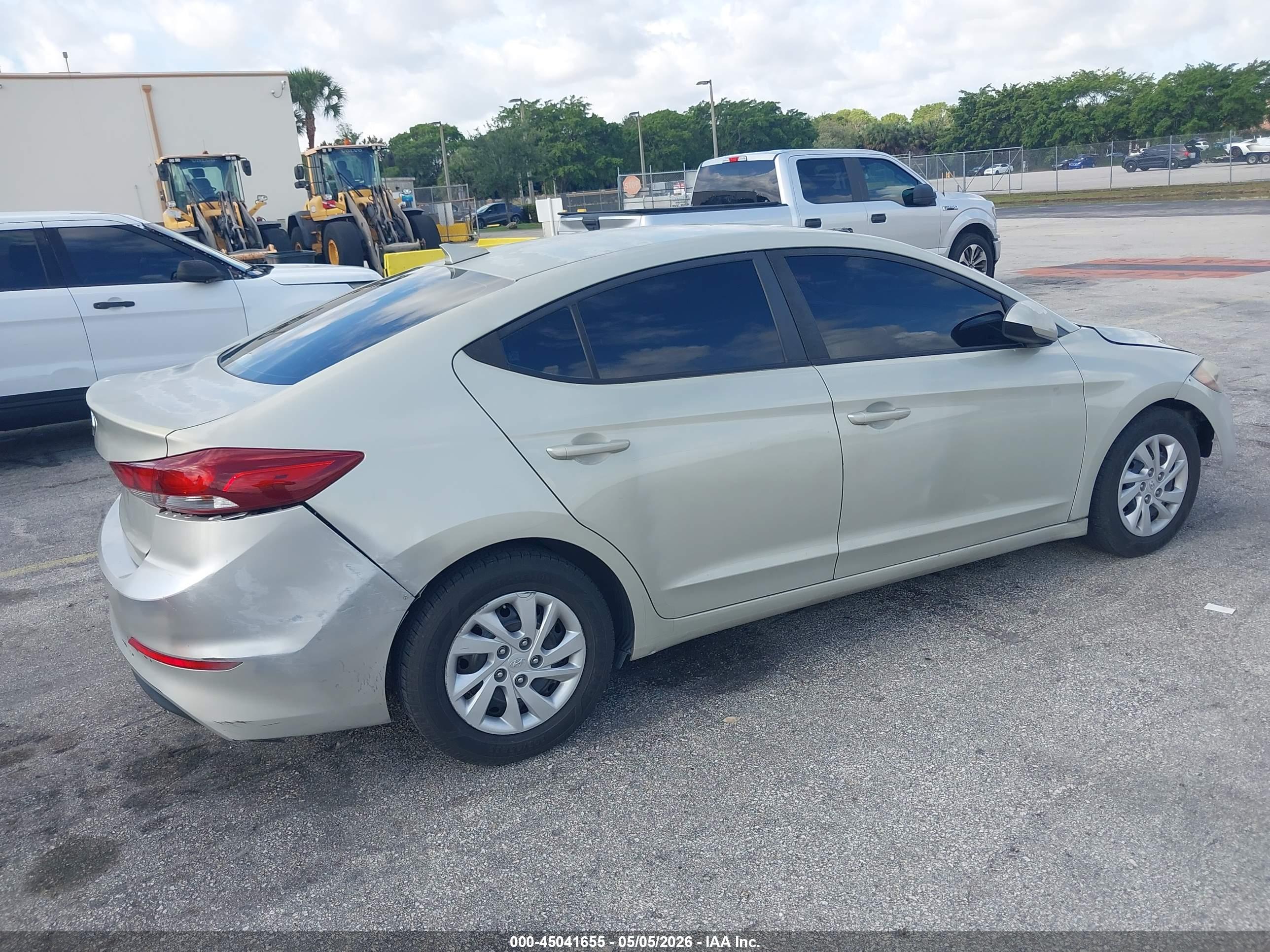 HYUNDAI ELANTRA image 4