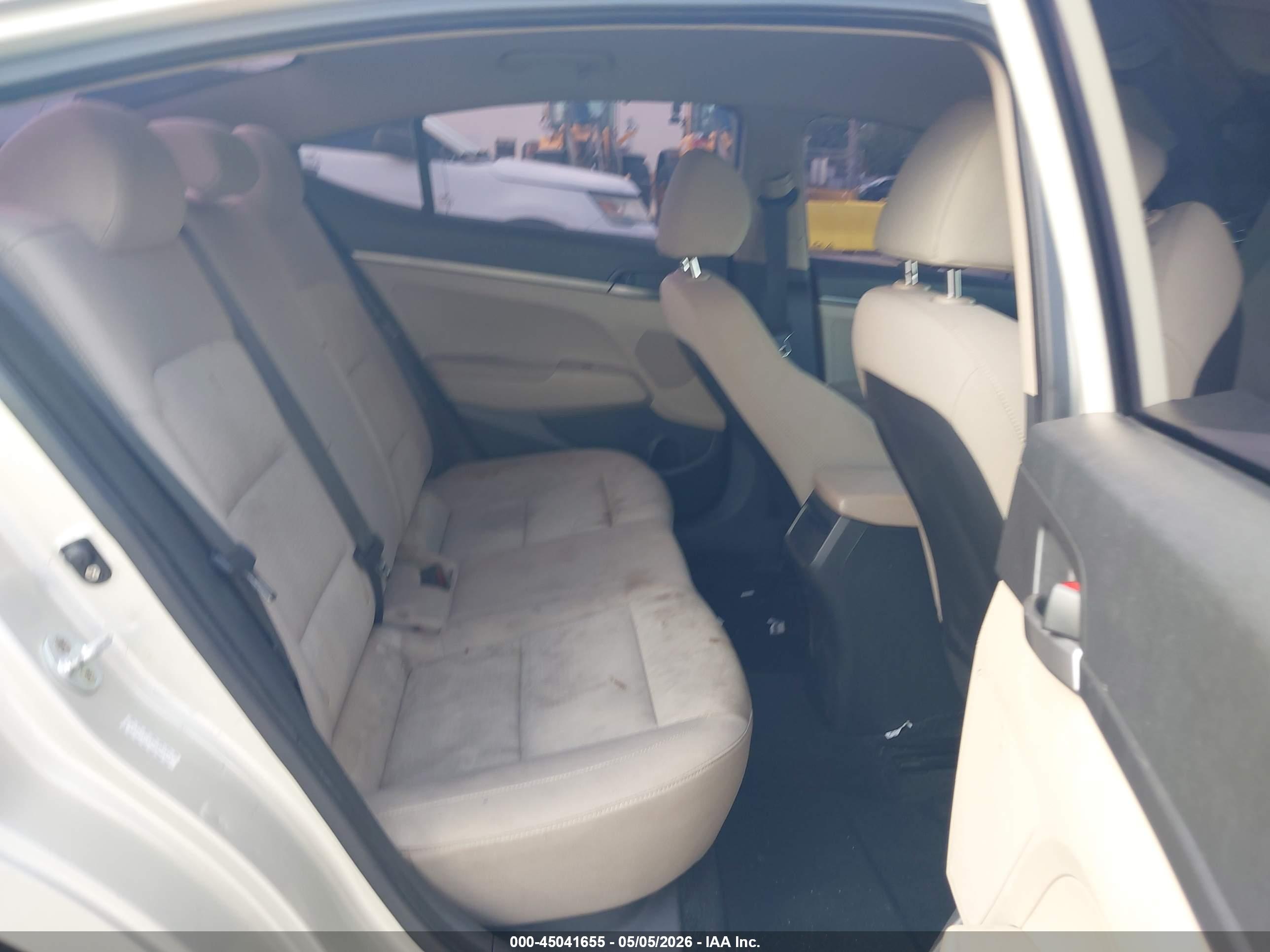 HYUNDAI ELANTRA image 8