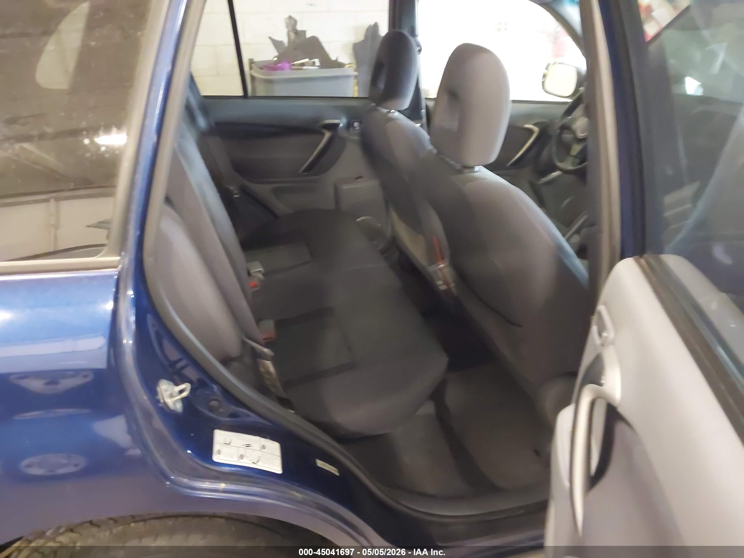 TOYOTA RAV4 image 8
