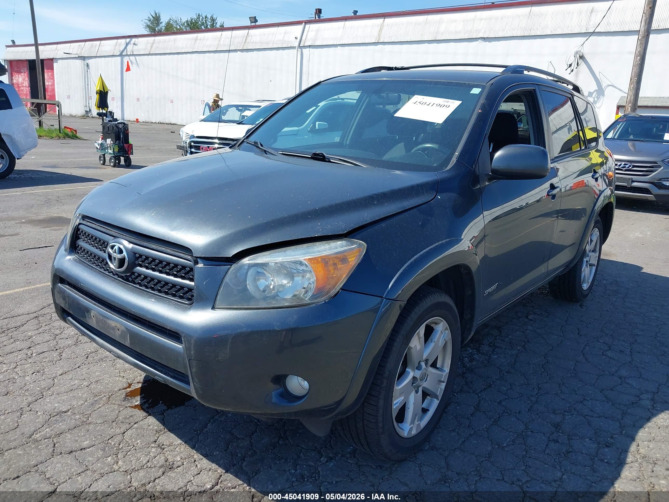 TOYOTA RAV4 image 2