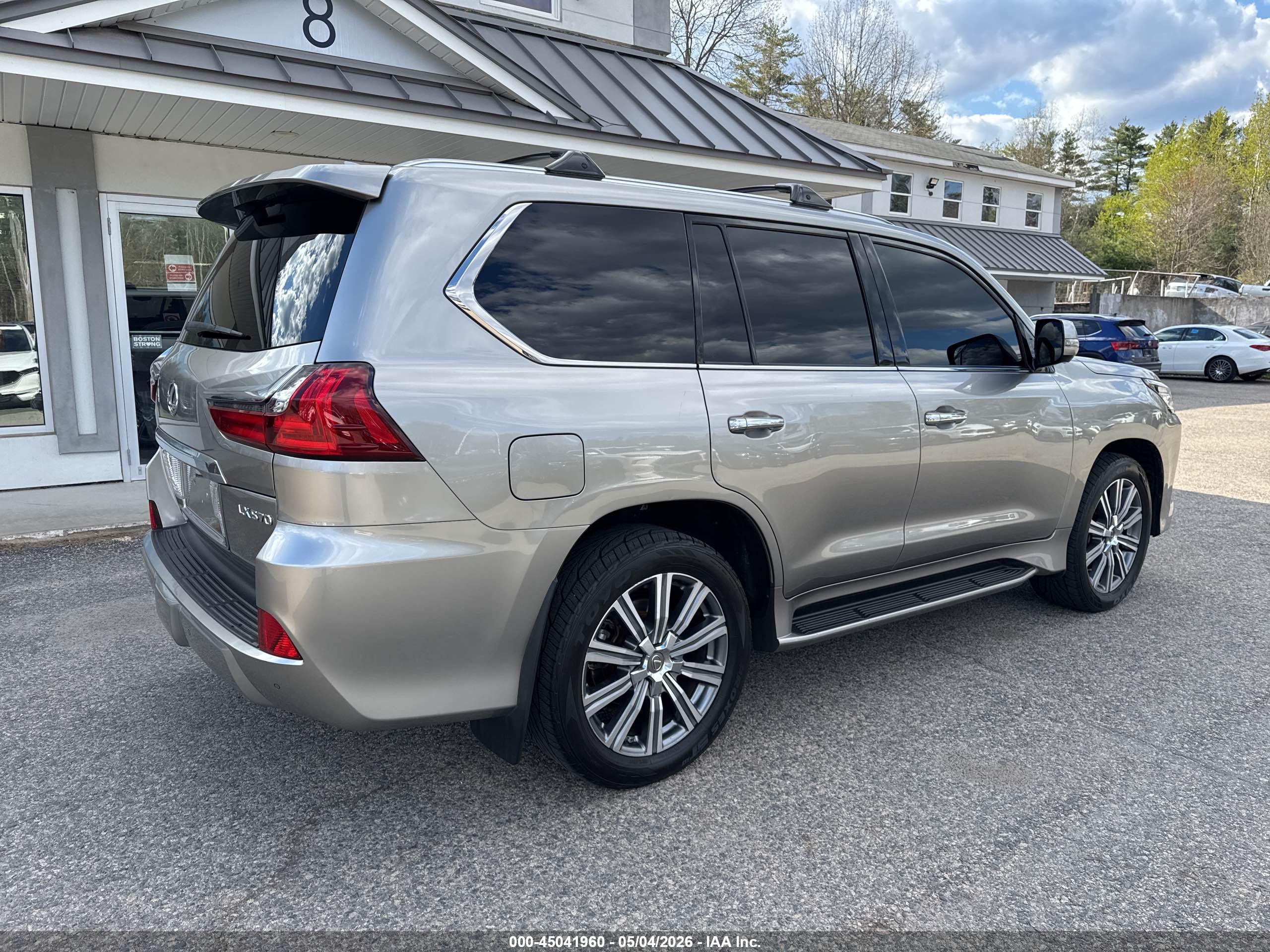 LEXUS LX image 4