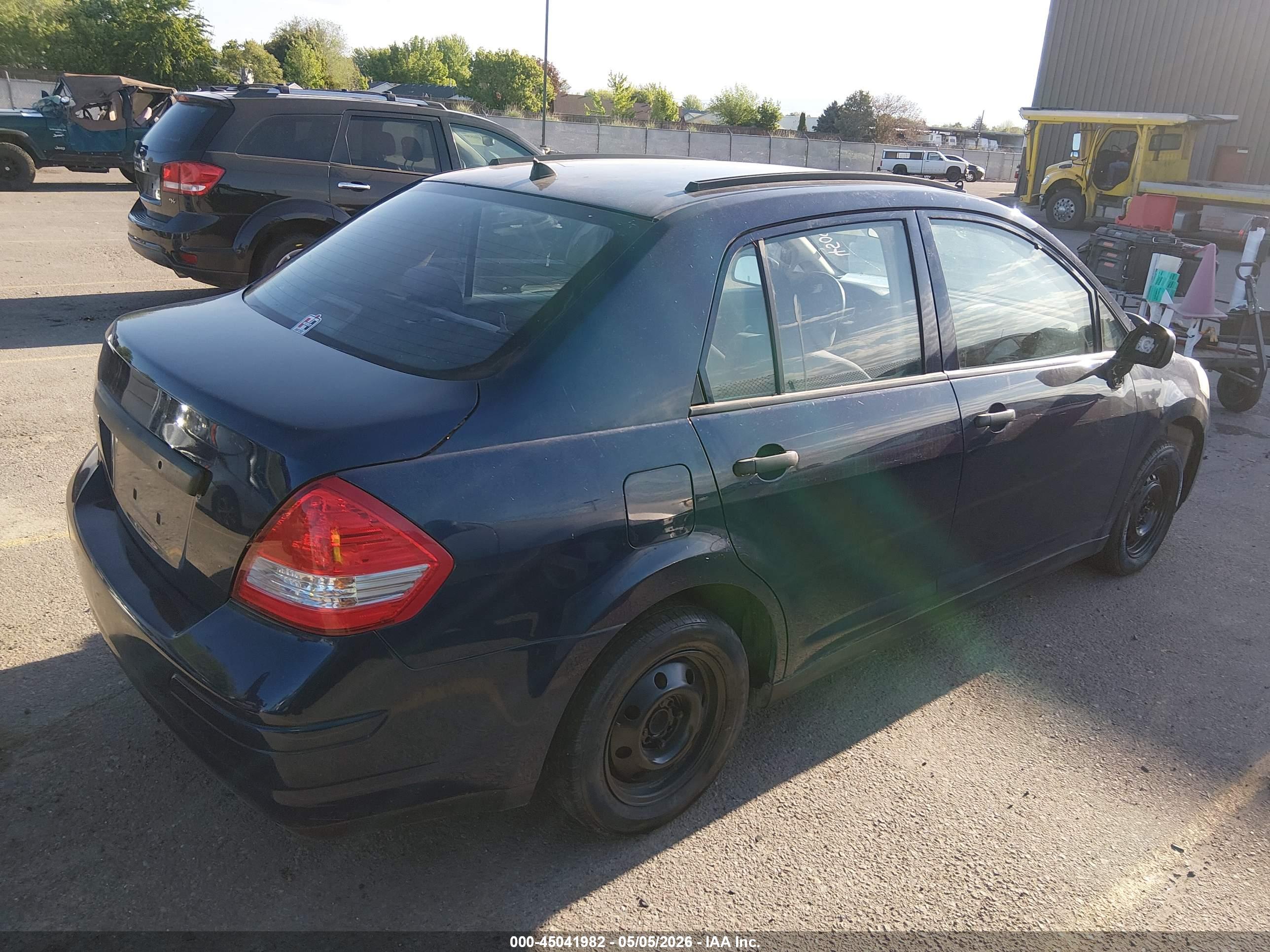NISSAN VERSA image 4