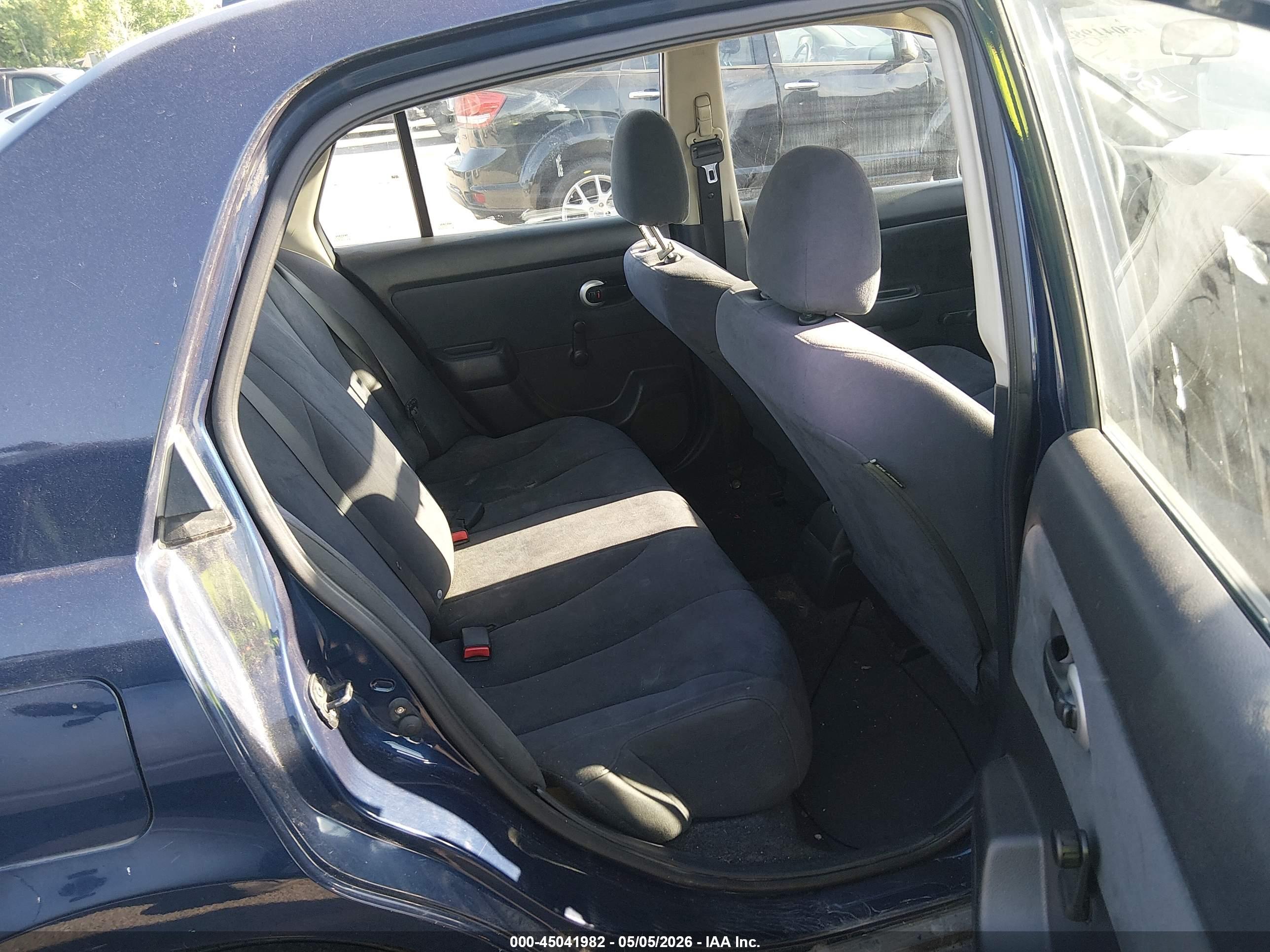 NISSAN VERSA image 8