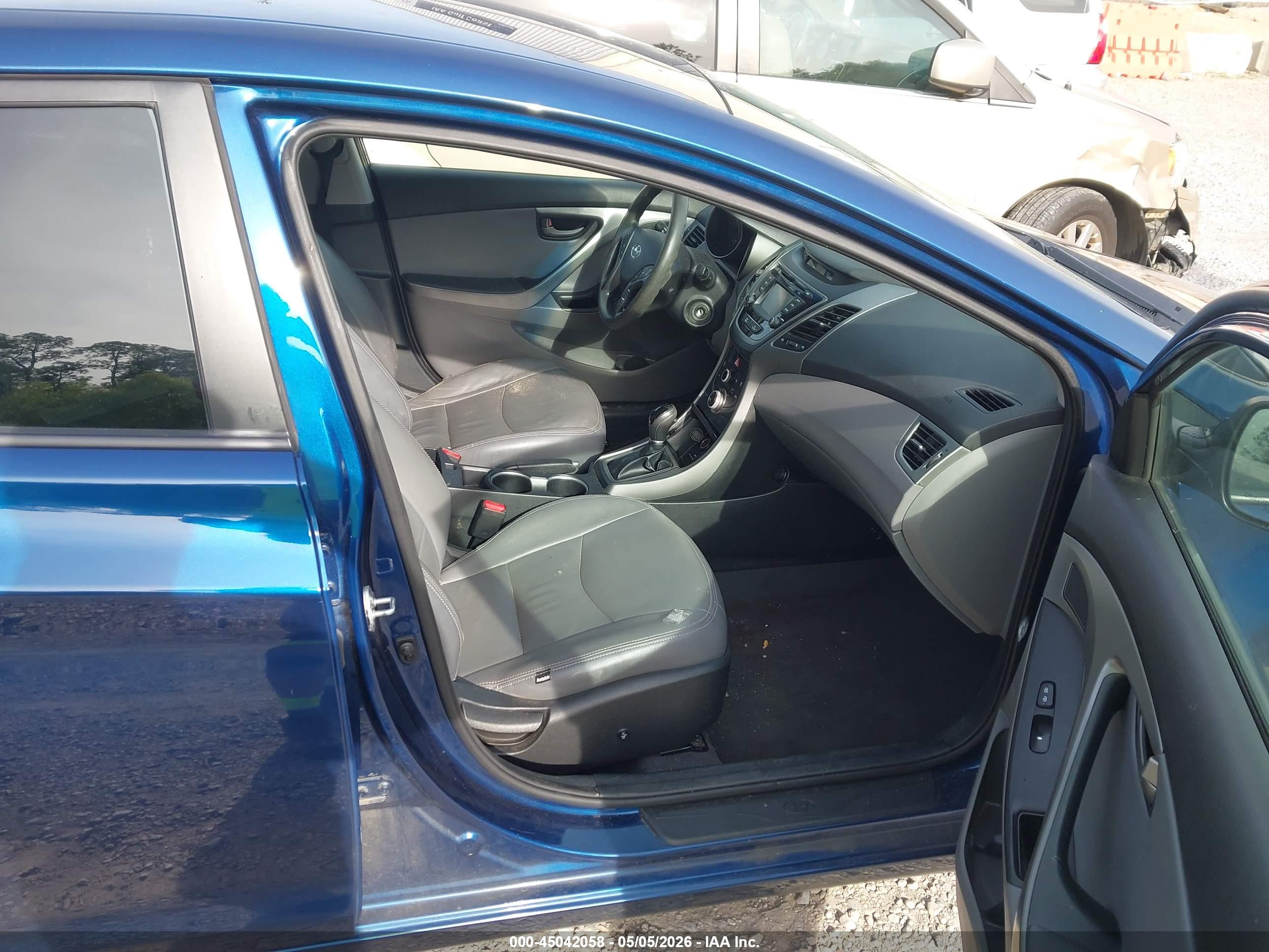 HYUNDAI ELANTRA image 5