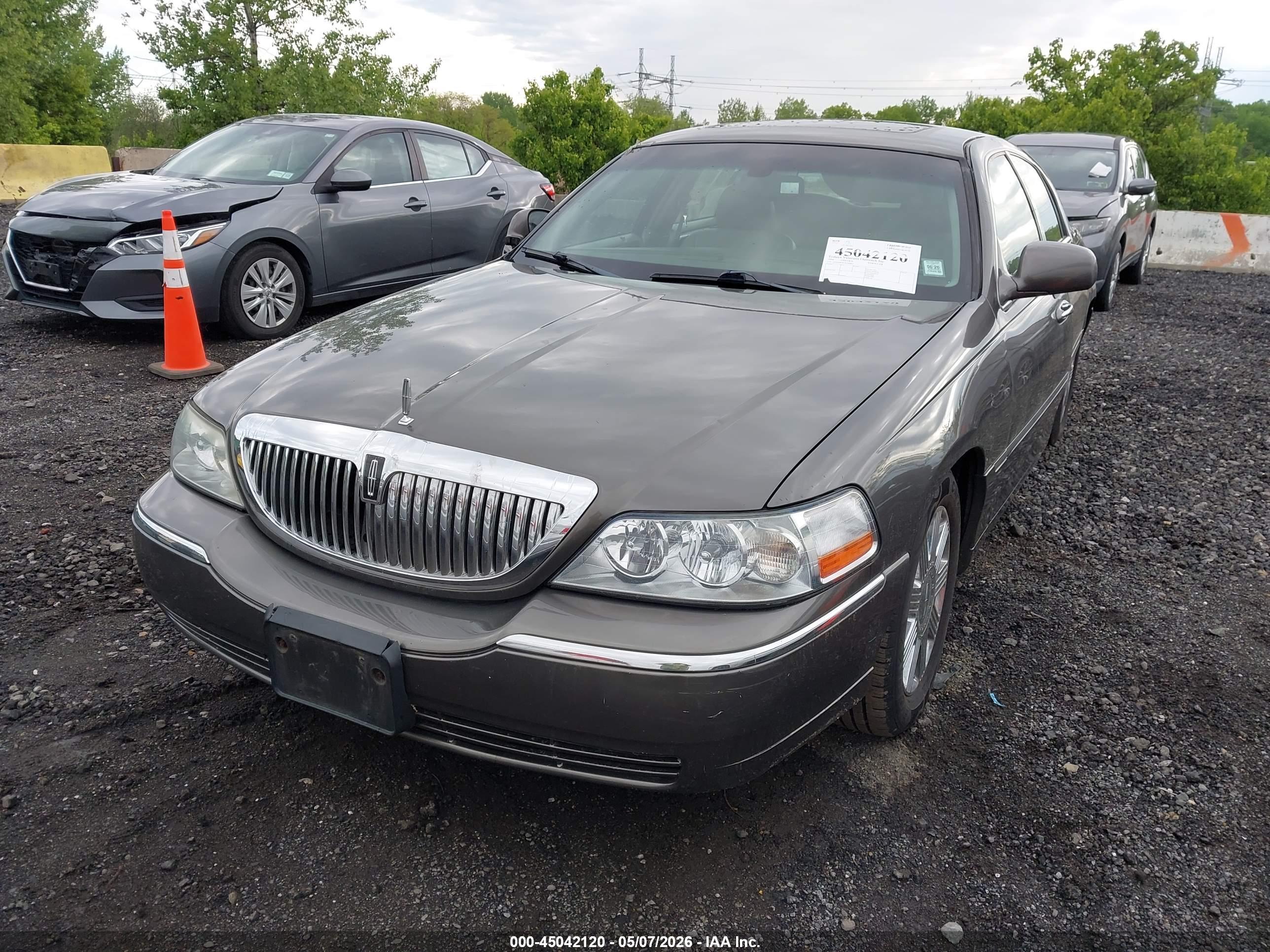 LINCOLN TOWN image 6